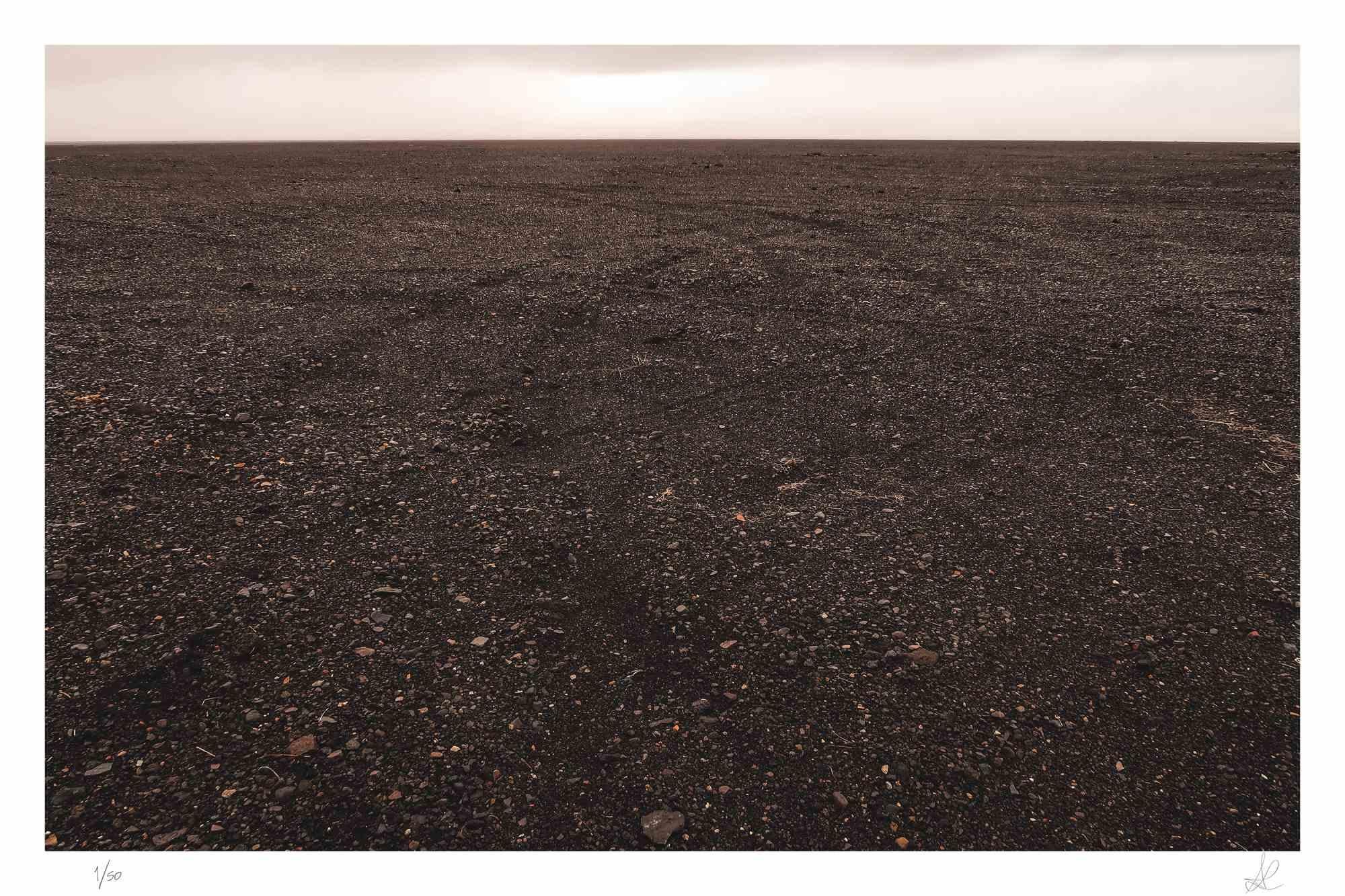Tierra es una fotografía tomada por Amanda Ludovisi en 2018.

Representa una inmensa llanura desolada en Islandia, con un horizonte nítido. Se trata de una impresión giclée en papel Canson Baryta Matt. Edición limitada de 50 ejemplares.

Con