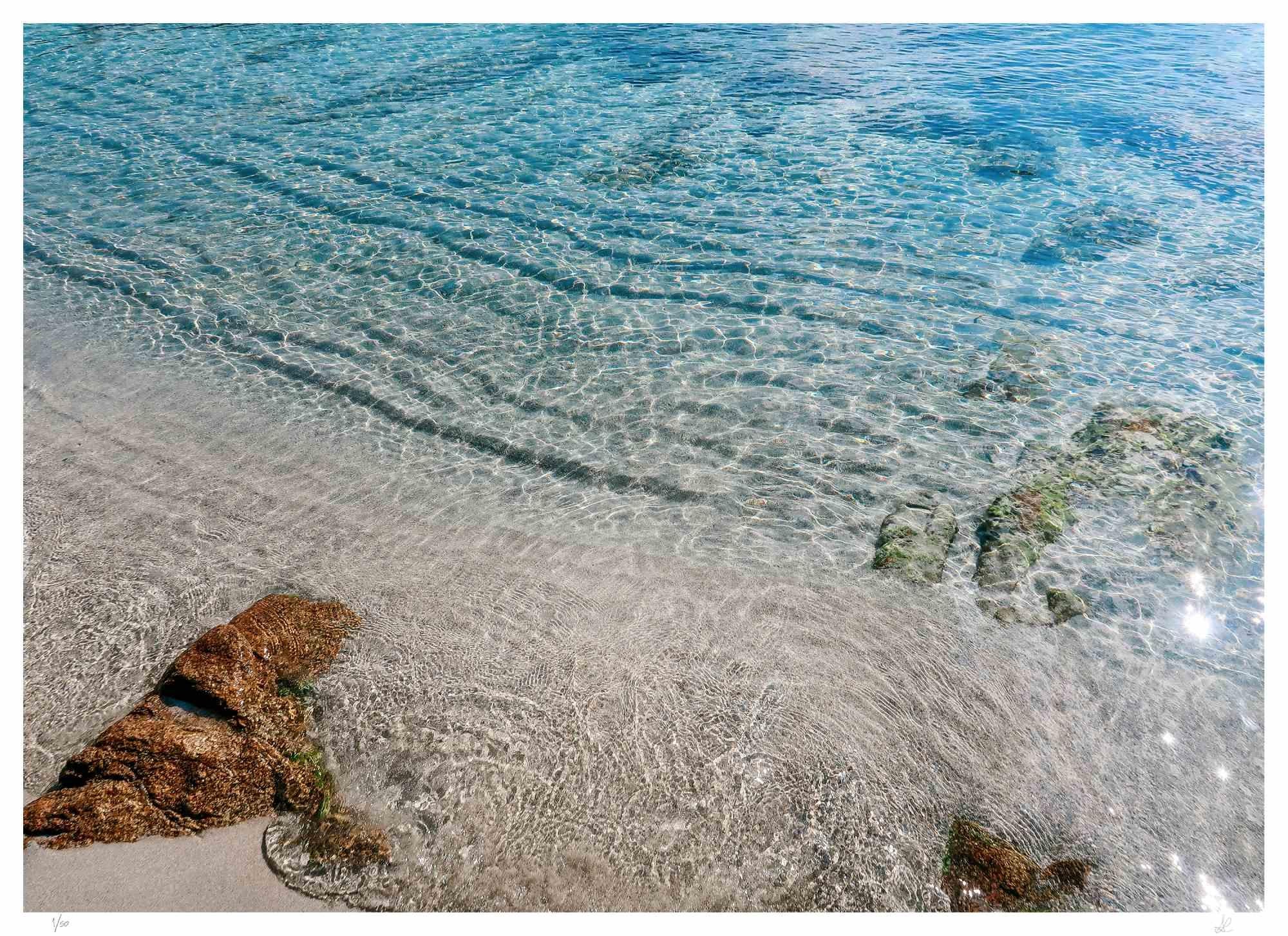 Sardinien ist ein Foto von Amanda Ludovisi aus dem Jahr 2018.

Es stellt eine ruhige Welle an der Küste Sardiniens dar, die zarte Farben aufweist. Dies ist ein Giclée-Druck auf Canson Baryta Matt Papier. Limitierte Auflage von 50 Exemplaren.

Rechts