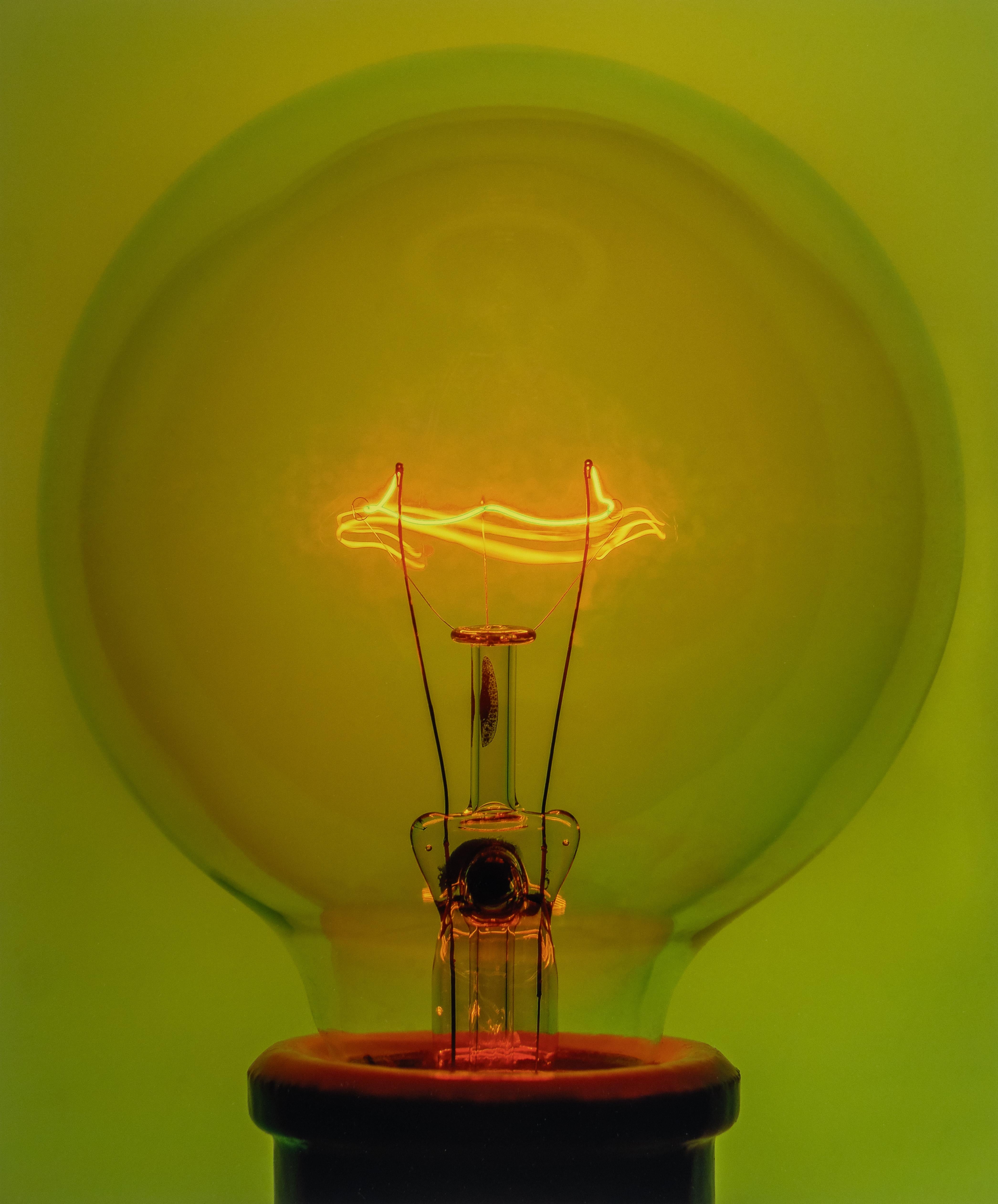Ampoule 2, photographie couleur d'une ampoule d'Edison par Amanda Means

Ampoule 2
2018

Signé, verso

Tirage d'archives monté sur panneau de musée (Unique)

36.5 x 31.5 pouces, montage

Connue pour ses images sans appareil photo, MEAN utilise