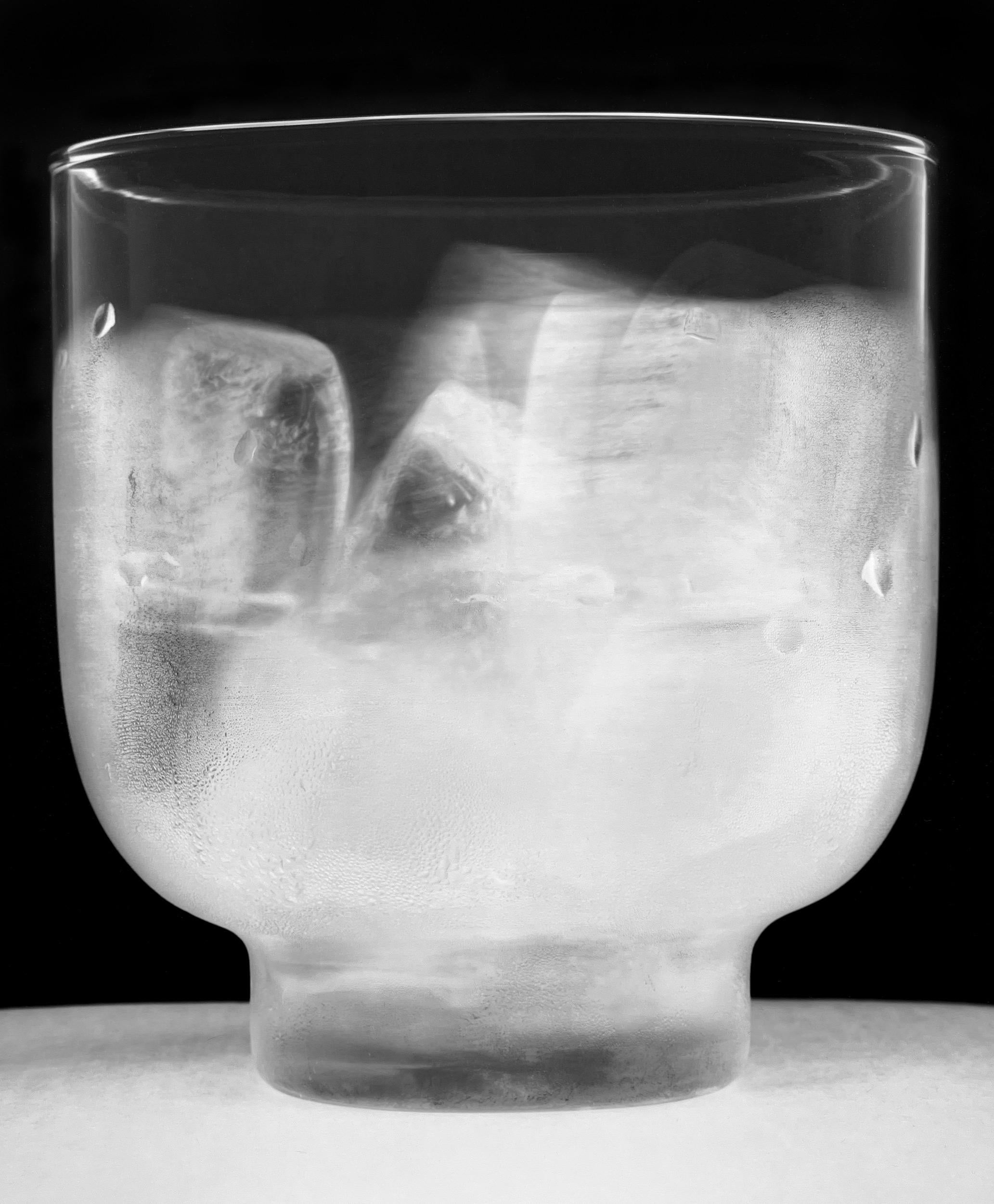 Black and White Photograph de Amanda Means - Vaso de agua 93