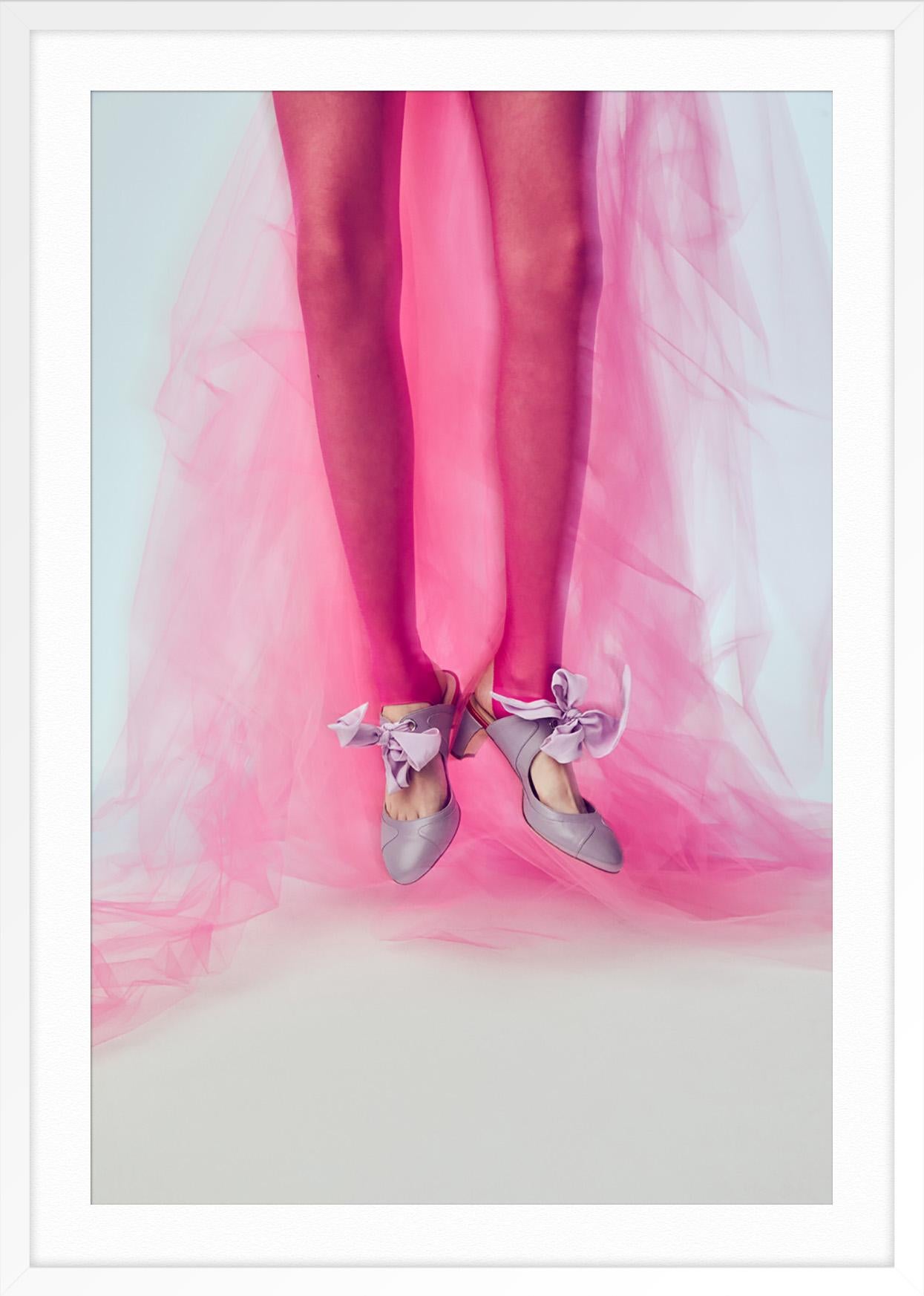 Vogel (Violett), Figurative Print, von Amanda Pratt