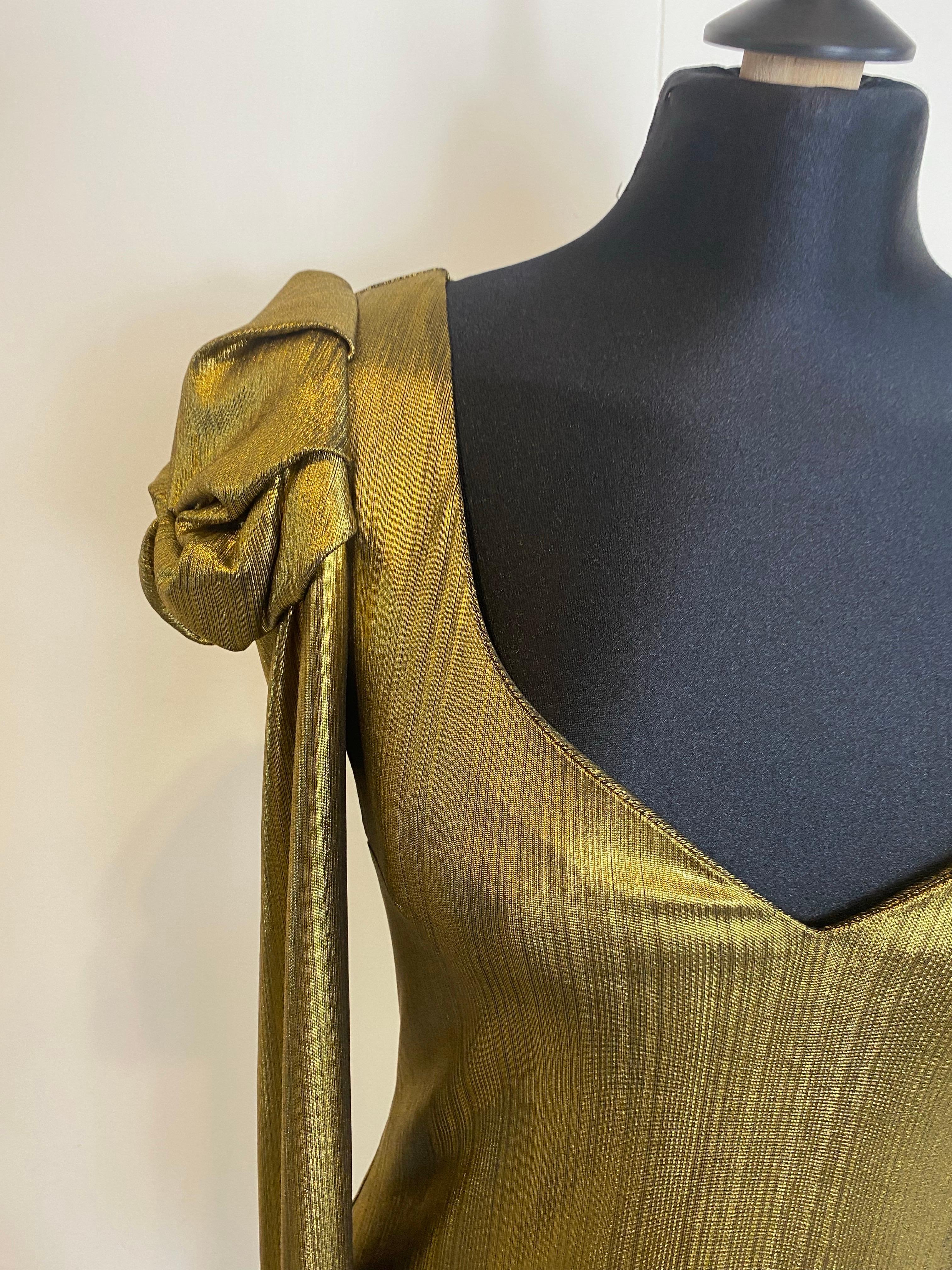 Amanda Uprichard Gold Dress with Padded Shoulders.
Size S.
Fabric 93% polyester, 7% spandex.
Lining 100% polyester.
Shoulders 36 cm.
Length 77 cm.
Excellent condition, shows signs of use as shown in the photos