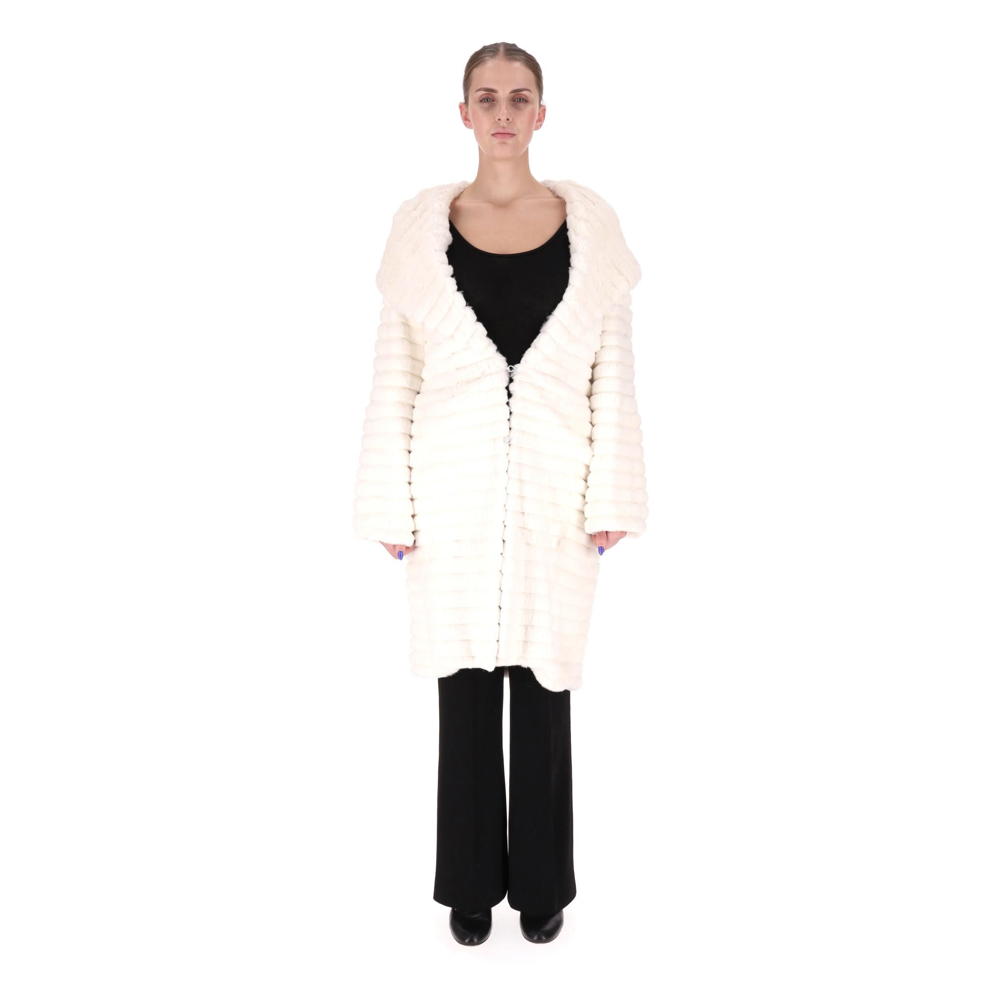 We Adore - Amanda Wakeley Manteau de fourrure à panneaux

Manteau blanc, longueur au genou, confectionné dans une luxueuse fourrure lambrissée.

Modèle à capuche avec grand col et fermeture centrale à crochets et barres.

Rrp Approx.