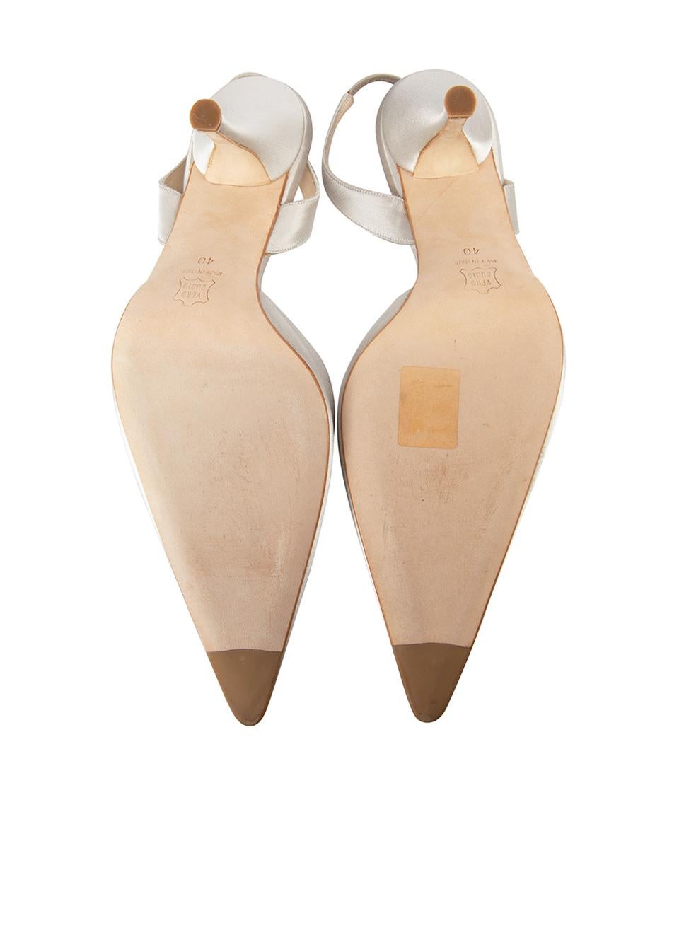 Women's Amanda Wakeley Vintage Silver Point Toe Heels Size IT 40 For Sale