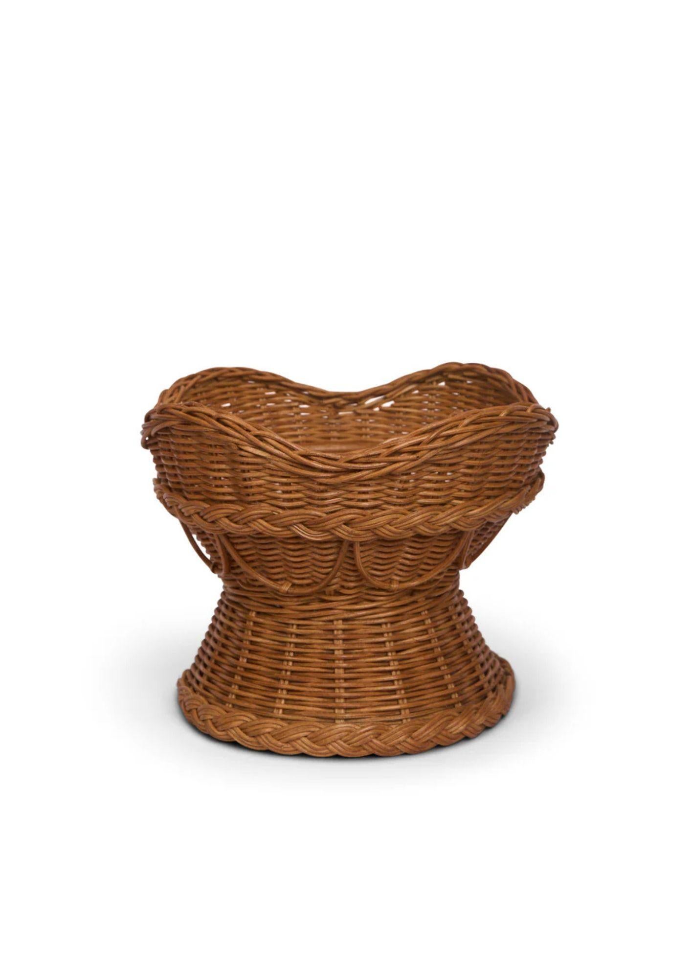 Realizzato a mano in rattan naturale al 100% e dotato di manici e di una robusta base circolare intrecciata, questo articolo è versatile e può essere utilizzato in qualsiasi ambiente della casa: come portafrutta, cestino per il pane, portachiavi