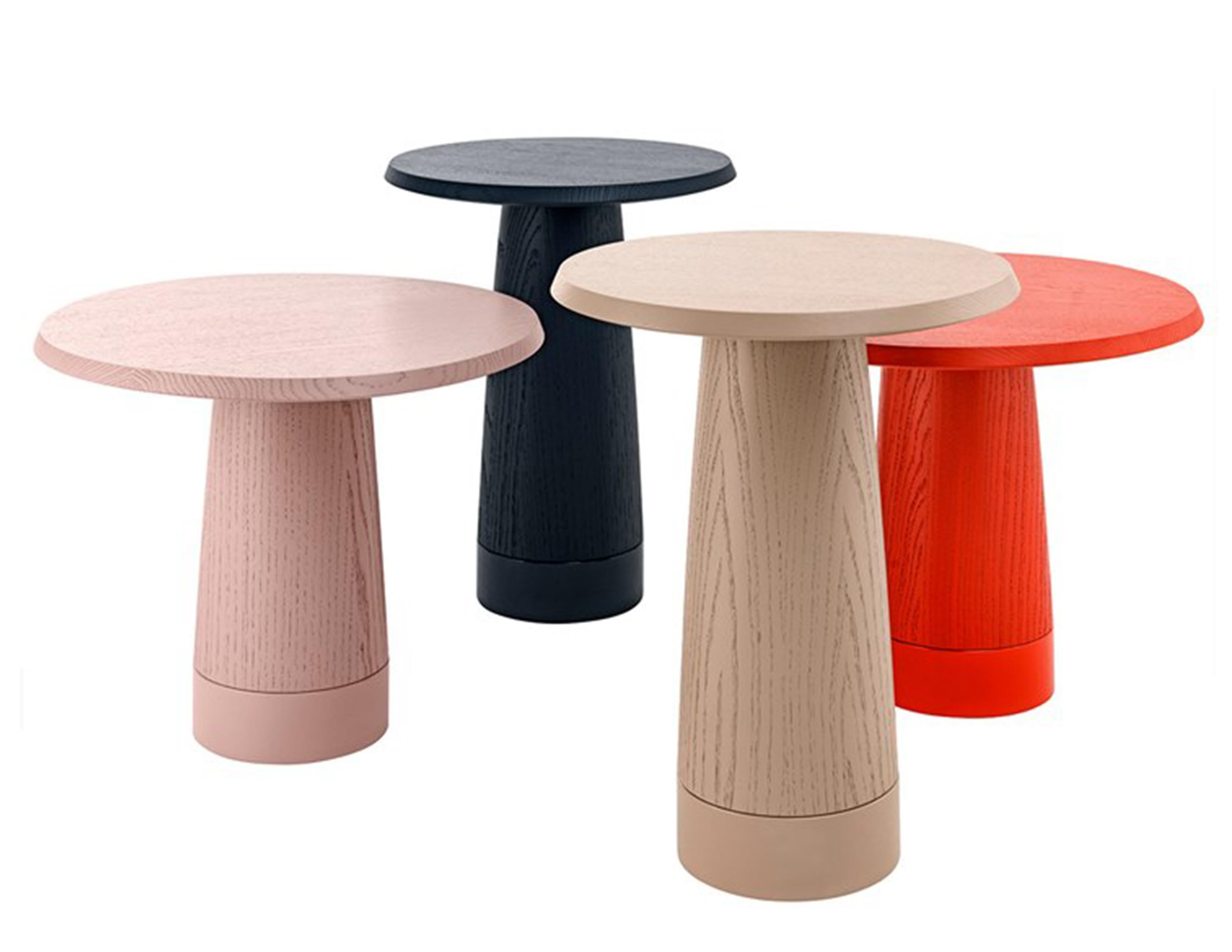 The AMANITA side table combines contemporary clarity with a surprising sense of familiarity. It’s down to the natural elegance of its mushroom -like form. The tabletop and the upper section of the foot are both made of solid wood, with an open-pore,