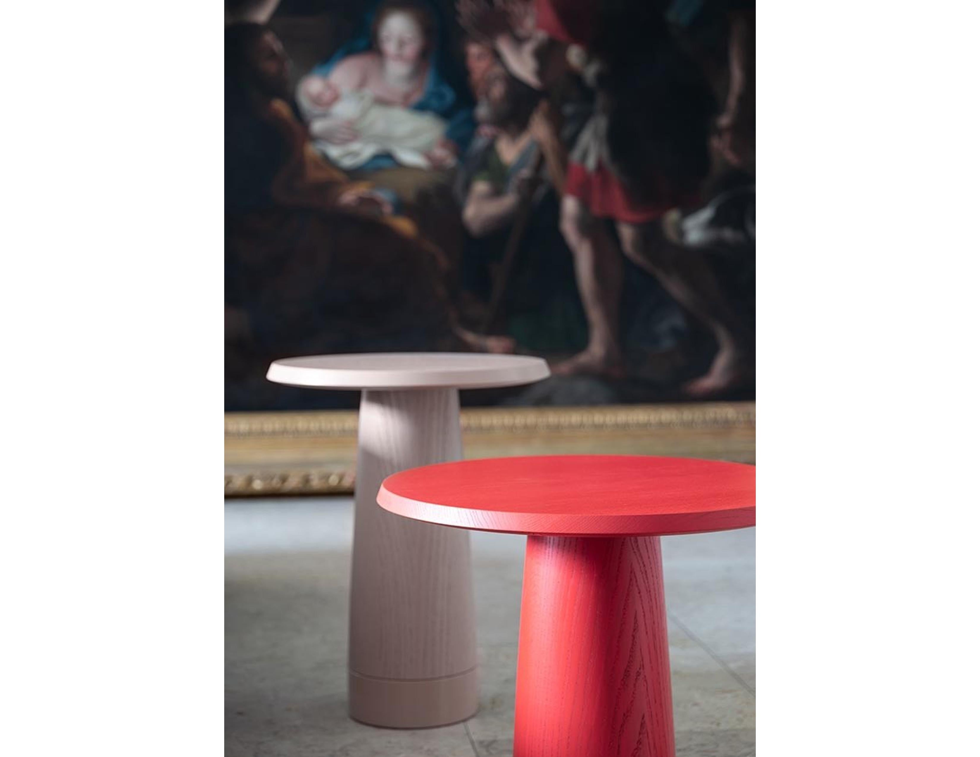 The AMANITA side table combines contemporary clarity with a surprising sense of familiarity. It’s down to the natural elegance of its mushroom-like form. The tabletop and the upper section of the foot are both made of solid wood, with an open-pore,