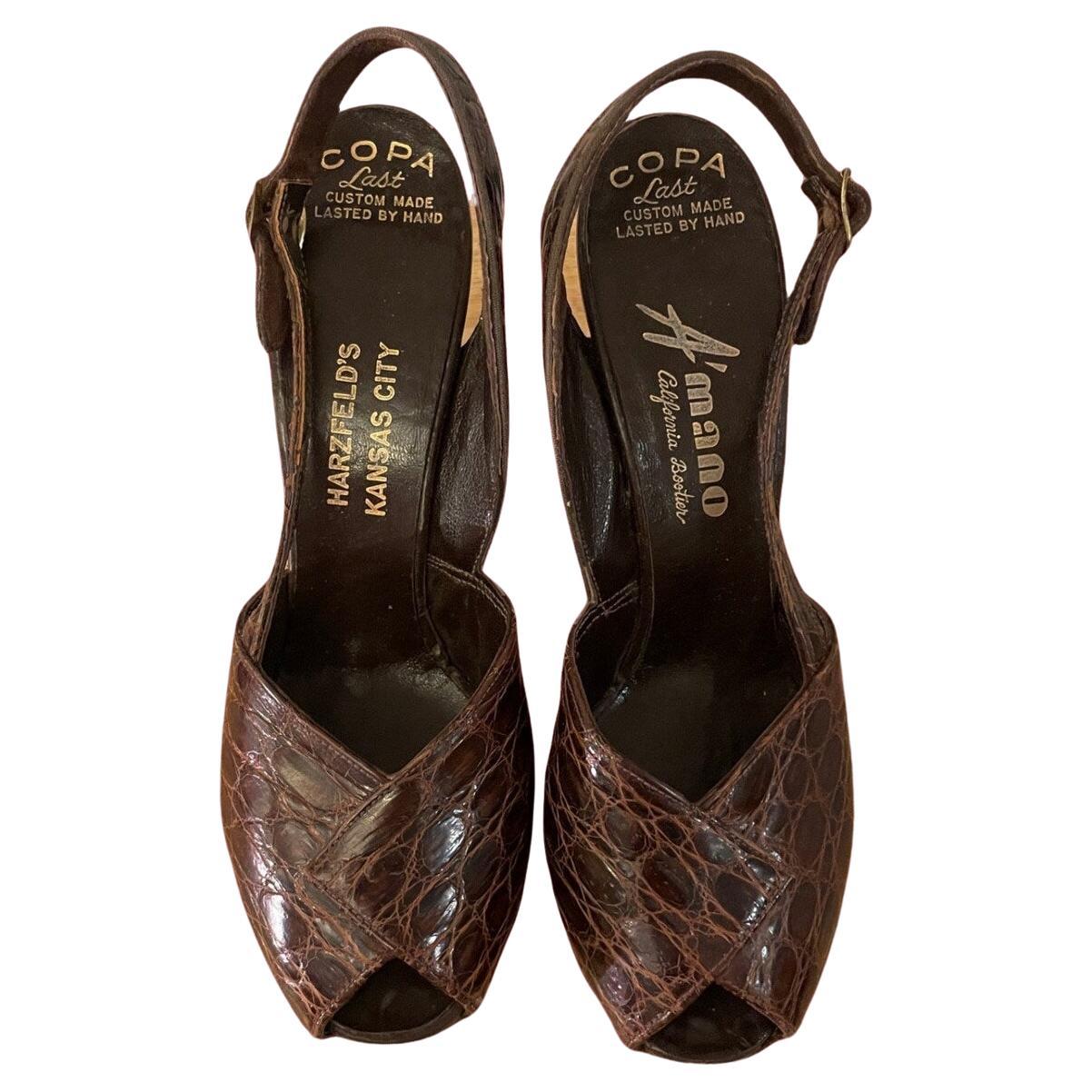 Magnifiques talons vintage marron chocolat !
cuir de crocodile fait à la main
parfait bombshell peep toe
escarpin avec fermeture à boucle
les chaussures ont des semelles en cuir

🏷 Ces chaussures sont une pièce spectaculaire de l'histoire de la