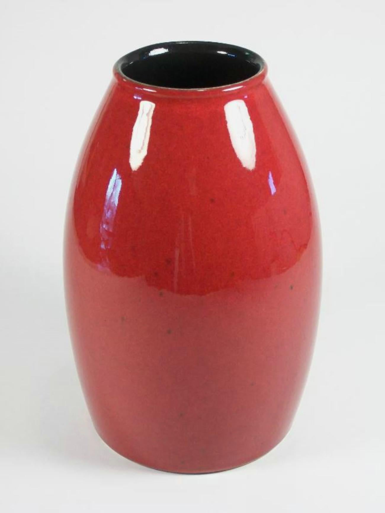 AMANO - Vaso in ceramica d'epoca - smalto rosso intenso - forma a proiettile - firmato sulla base - numero di modello impresso 