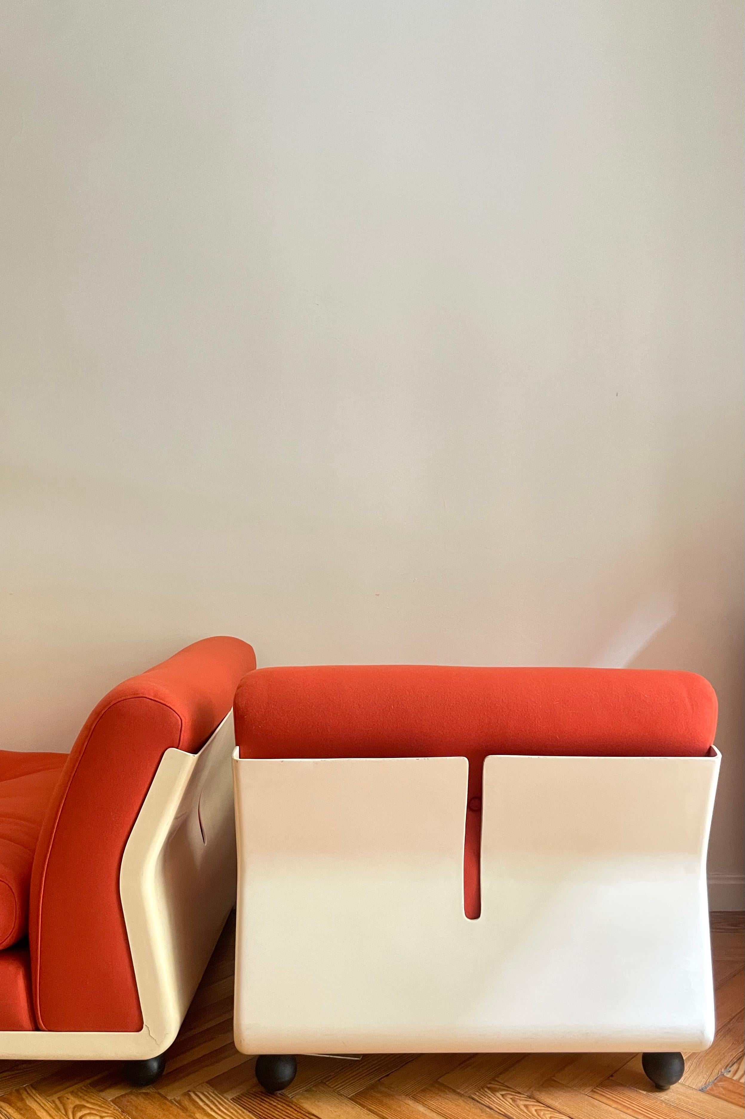 Poltrona Amanta di Mario Bellini per C. B. & C.. Con struttura in fibra di vetro e tappezzata in  arancione percepito dalla Casamance. Italia, anni '70.

C&B o Cassina & C. è stata fondata nel 1966 da Cesare Cassina e Piero Ambrogio Busnelli con