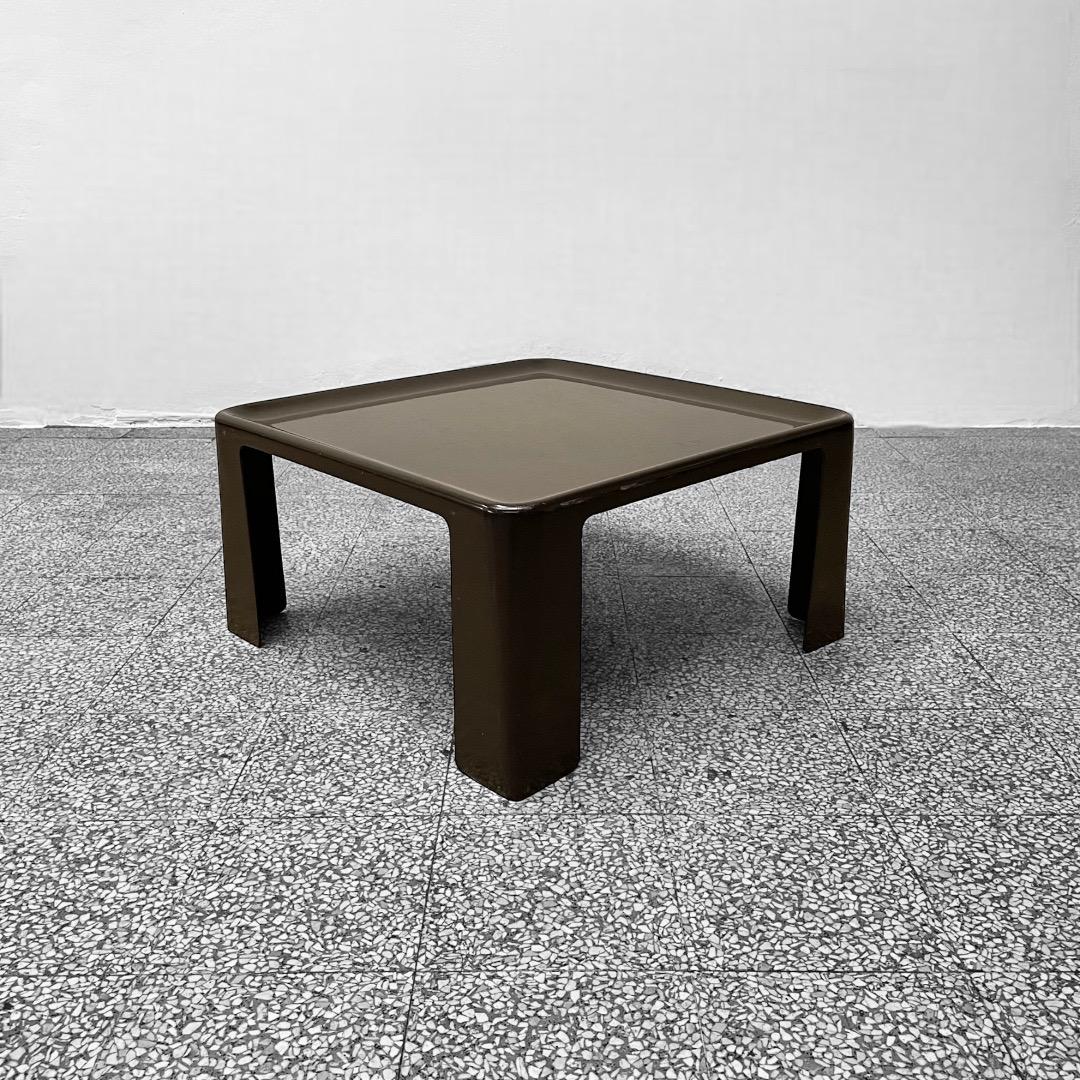 La table basse Amanta, conçue par Mario Bellini pour C&B Italia, allie style épuré et fonctionnalité durable. Fabriquée en fibre de verre dans une riche finition brune, cette pièce est à la fois solide et élégante, ce qui en fait le complément
