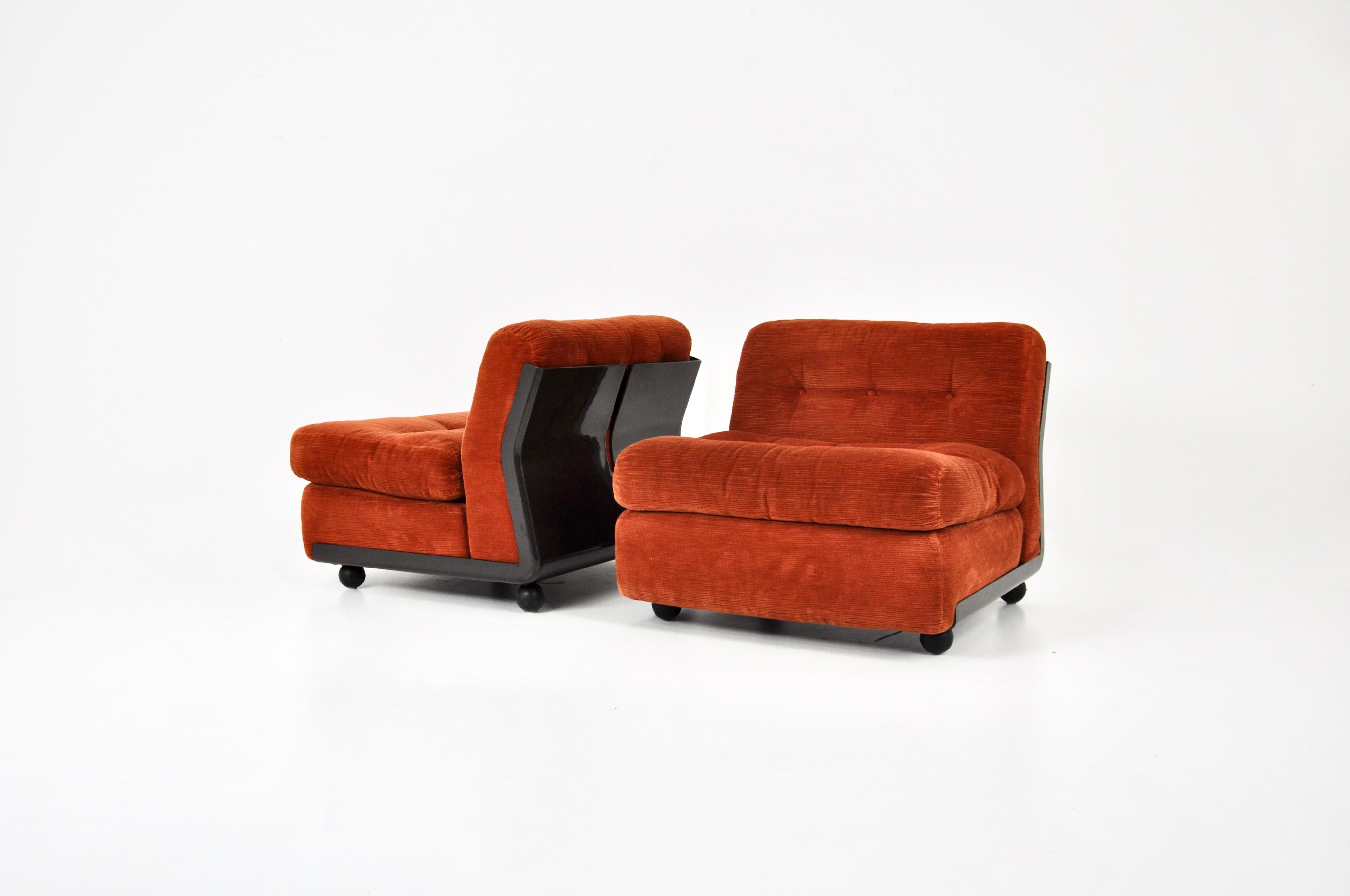 Set of 2 velvet chairs with fiberglass shell. Designed by Mario Bellini for B&B Italia. Seat height: 40cm. Stamped B&B Italia. They can be attached together. Wear due to time and age.
