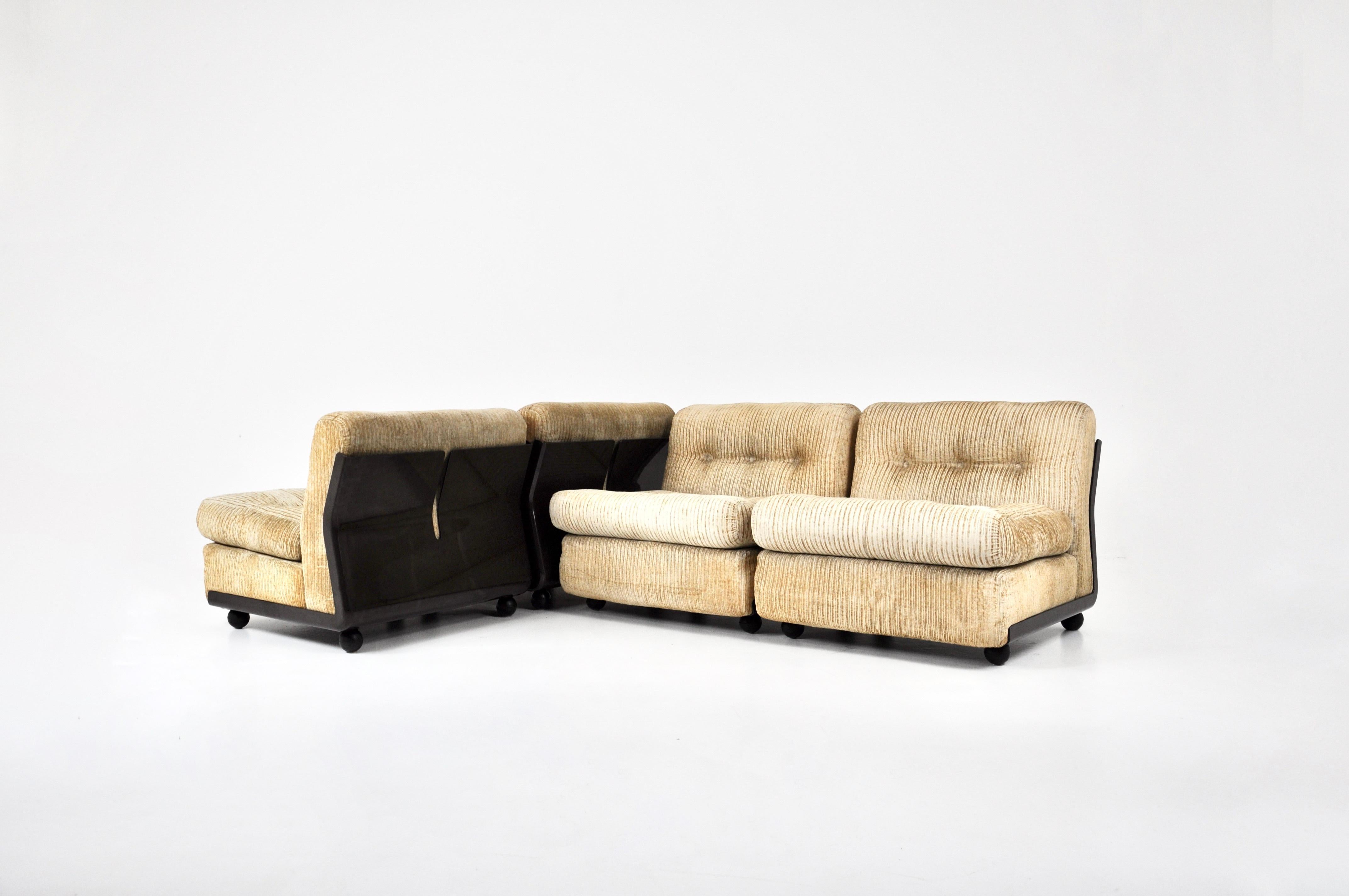 2 Set of 2 linen lounge chairs with fiberglass shell. Designed by Mario Bellini for B&B Italia. Seat height: 43cm. Stamped B&B Italia. They can be attached together. Wear due to time and age.
For shipping, request us for receive the best price.