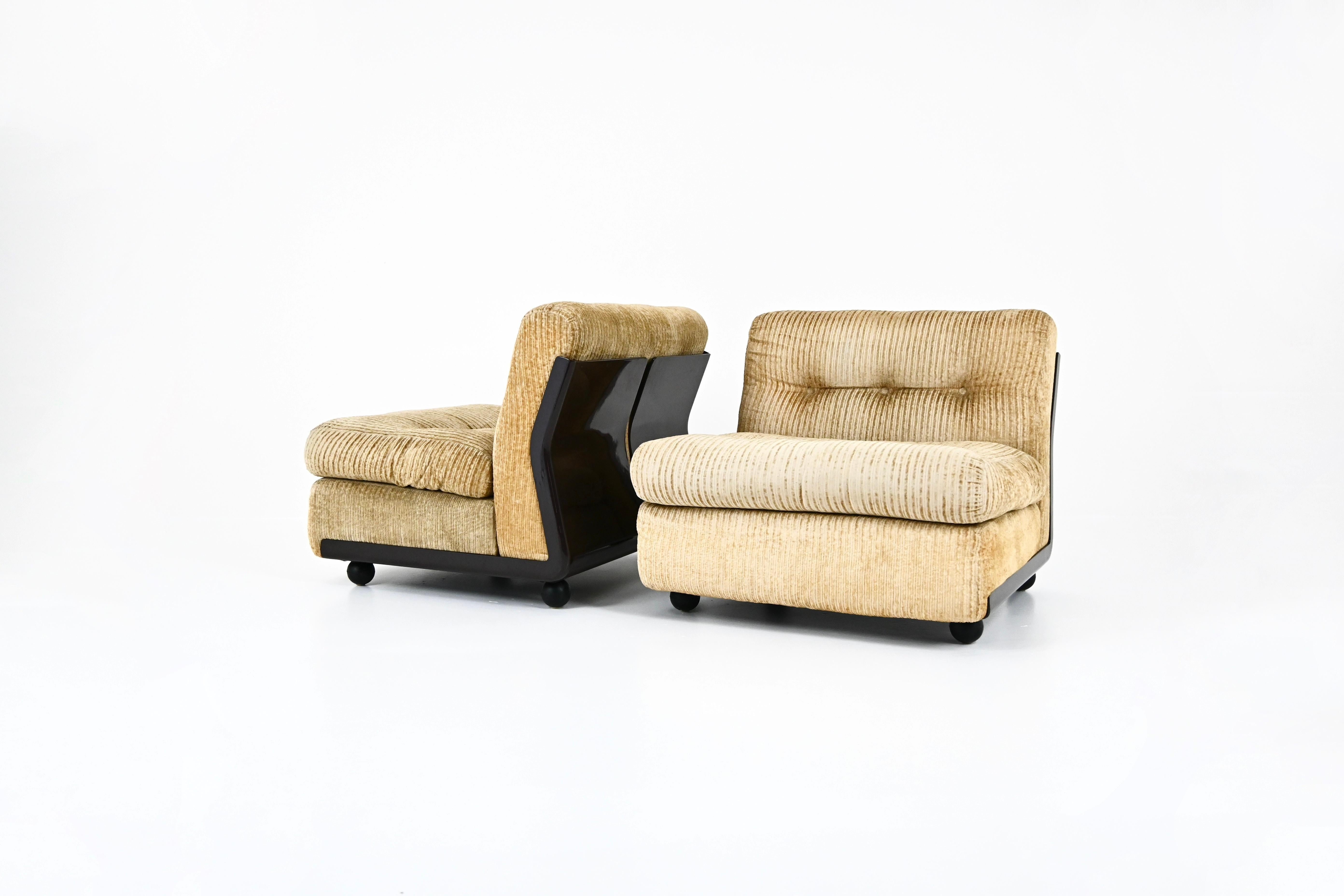 Ensemble de 2 chaises longues en lin avec coque en fibre de verre. Conçu par Mario Bellini pour B&B Italia. Hauteur du siège : 43 cm. Estampillé B&B Italia. Ils peuvent être attachés l'un à l'autre. Usure due au temps et à l'âge.
Pour l'expédition,