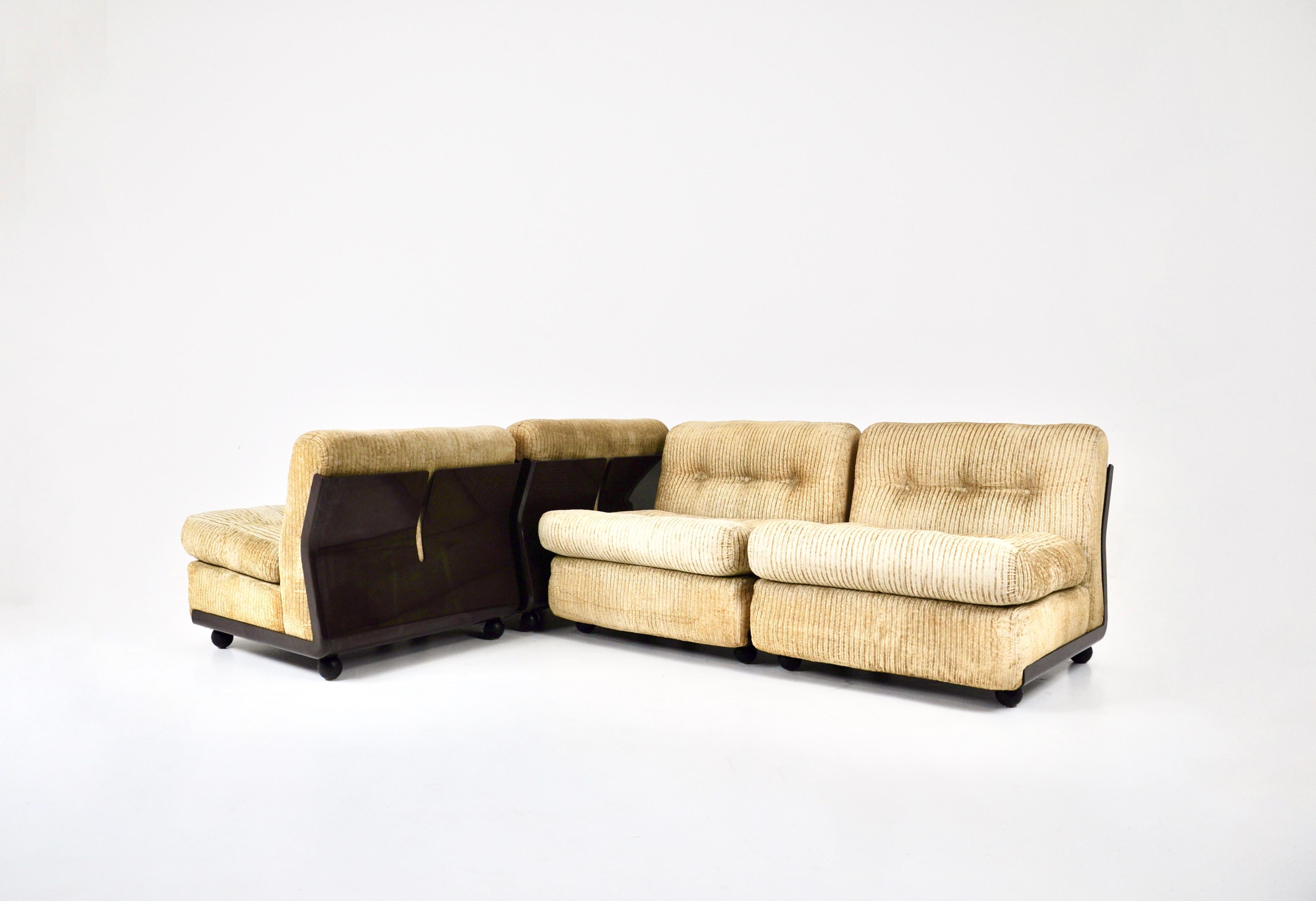 Set of 4 linen lounge chairs with fiberglass shell. Designed by Mario Bellini for B&B Italia. Seat height: 43cm. Stamped B&B Italia. They can be attached together. Wear due to time and age.
For shipping, request us for receive the best price.