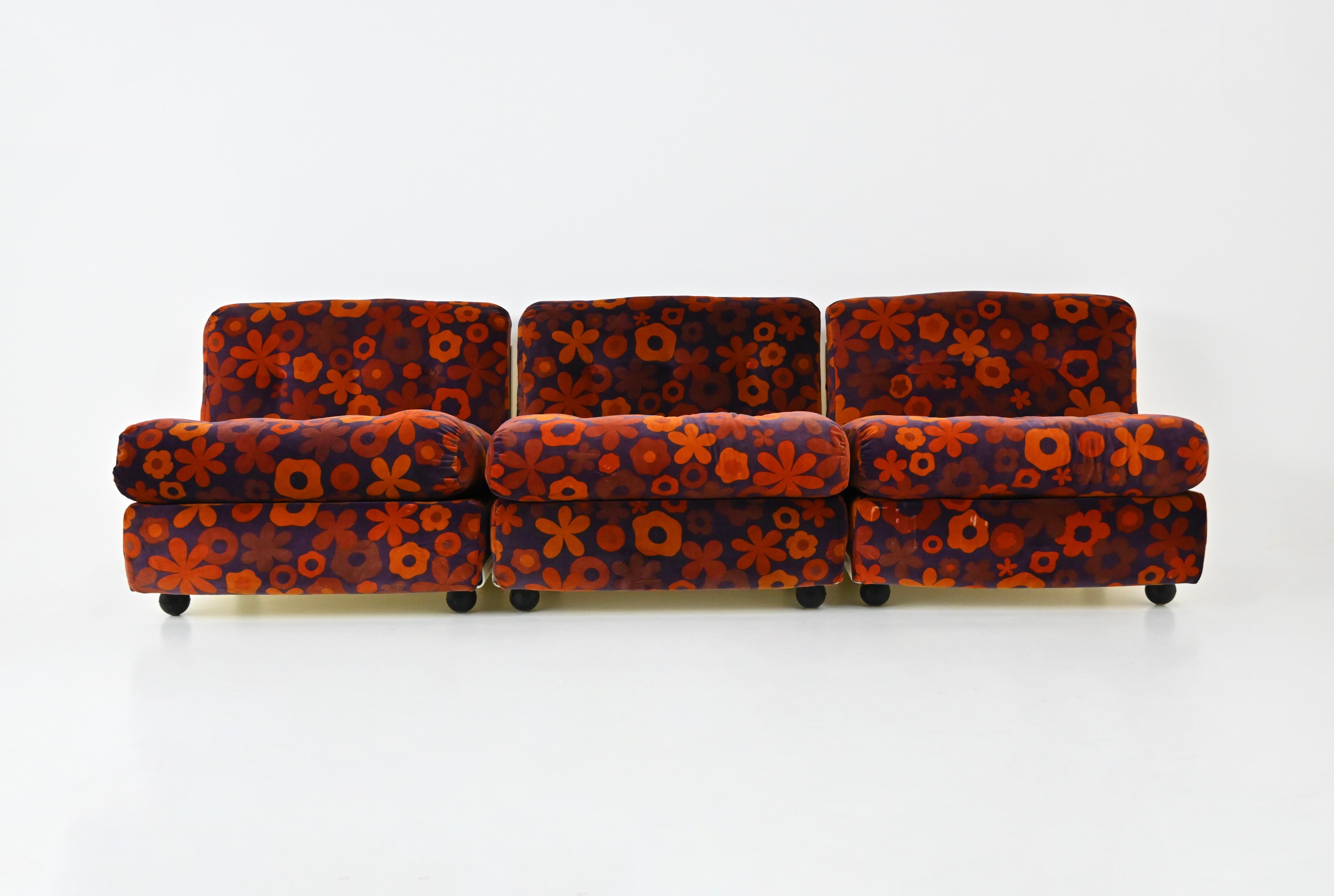 Set of 3 orange and purple fabric armchairs with fibreglass shell. Designed by Mario Bellini for C&B Italia. Seat height: 44 cm. Stamped C&B Italia. They can be modular or attached together. Wear due to time and age.
FOR SHIPPING, REQUEST US FOR