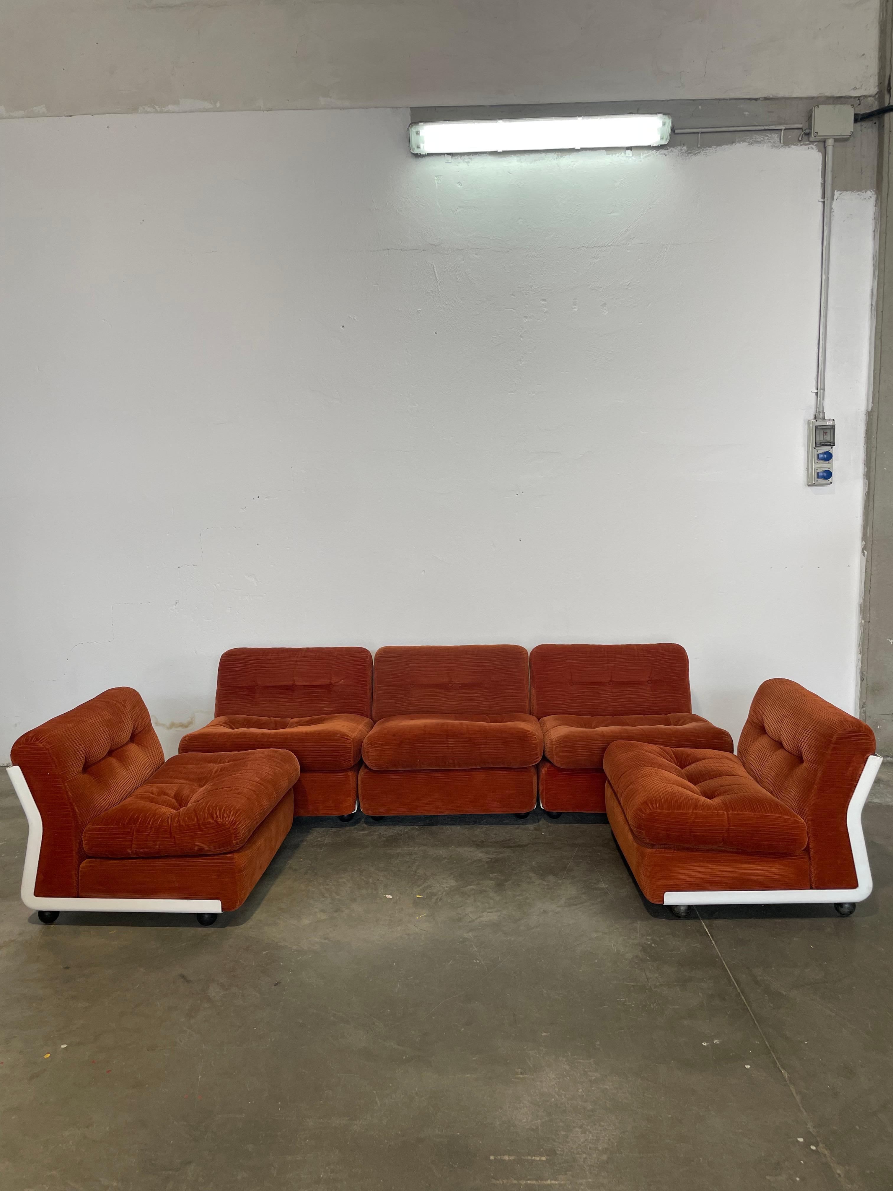 5 splendide poltrone Amanta, disegnate da Mario Bellini, icona del design italiano. Realizzate in velluto a coste marrone, queste poltrone modulari si distinguono per le loro condizioni eccellenti, praticamente intonse. La scocca in fiberglass è
