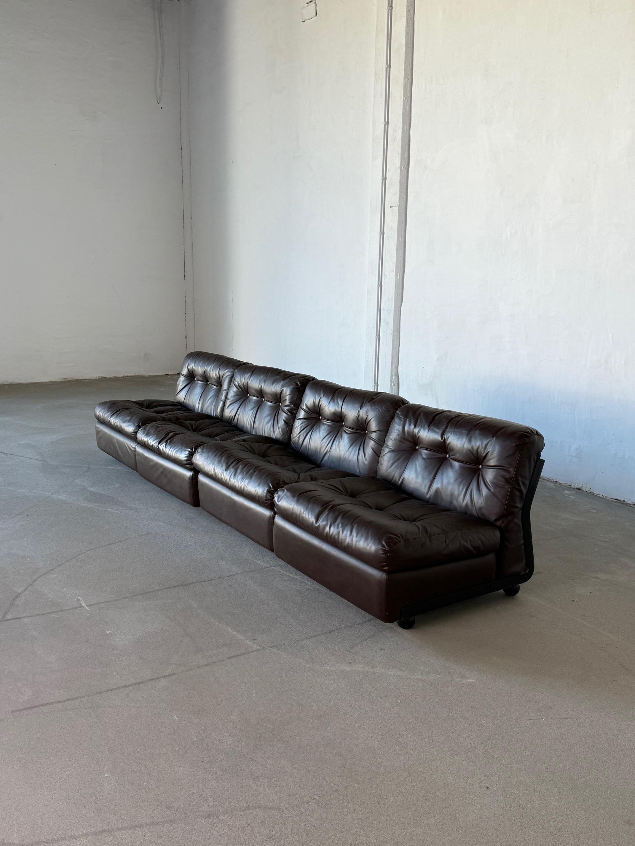 ENTREGA LOCAL GRATUITA EN NUEVA YORK 
Un raro y coleccionable sofá modular Amanta diseñado por el legendario Mario Bellini para B&B Italia. Esta configuración incluye cuatro módulos individuales, cada uno tapizado en piel natural original en un rico