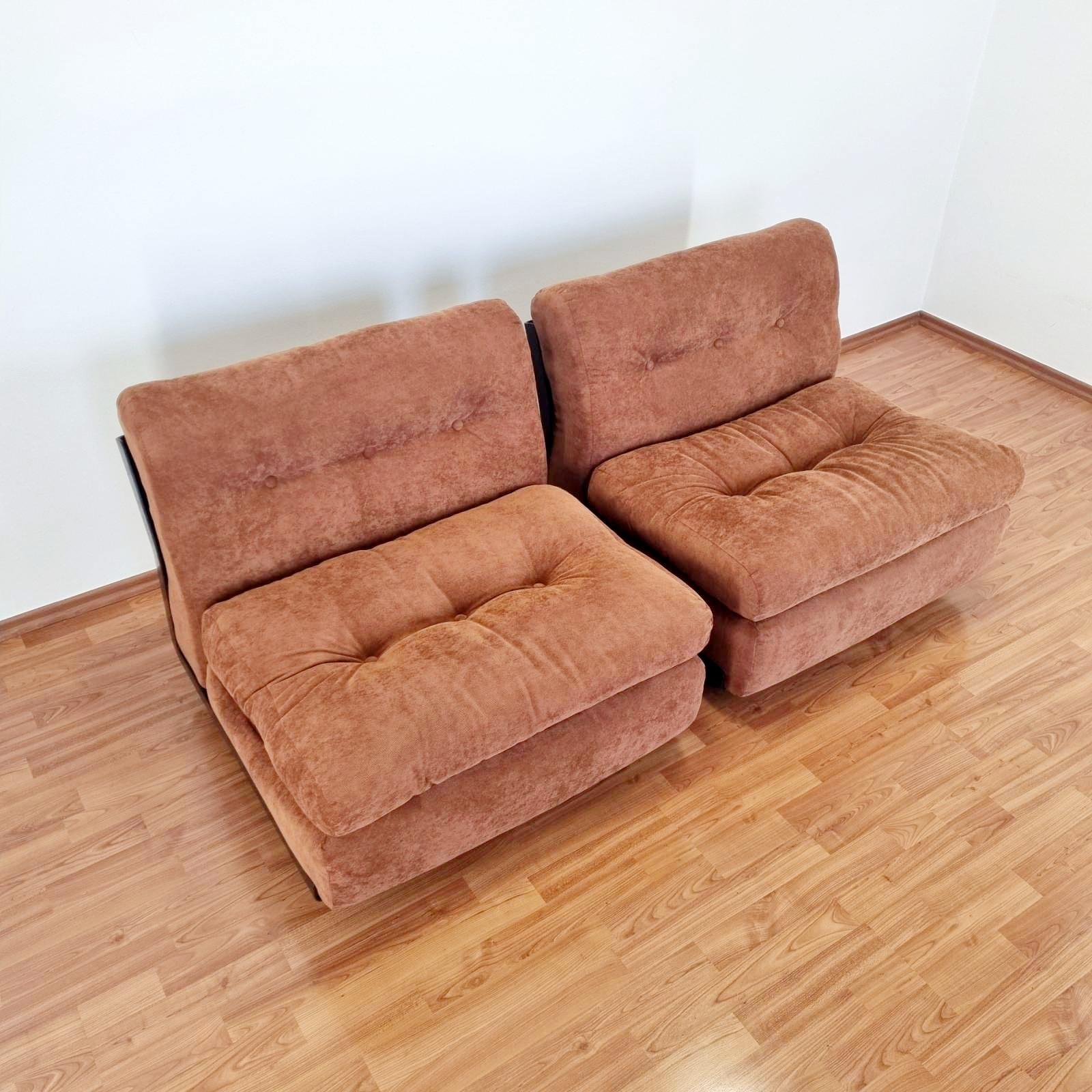 Mid Century Amanta modular sofa, made in the 70s in Italy.
Designed by Mario Bellini for C&B Italy.
Pair
In good vintage condition with some minor traces of use and age on the plastic part. New fabric. They were recently reupholstered.