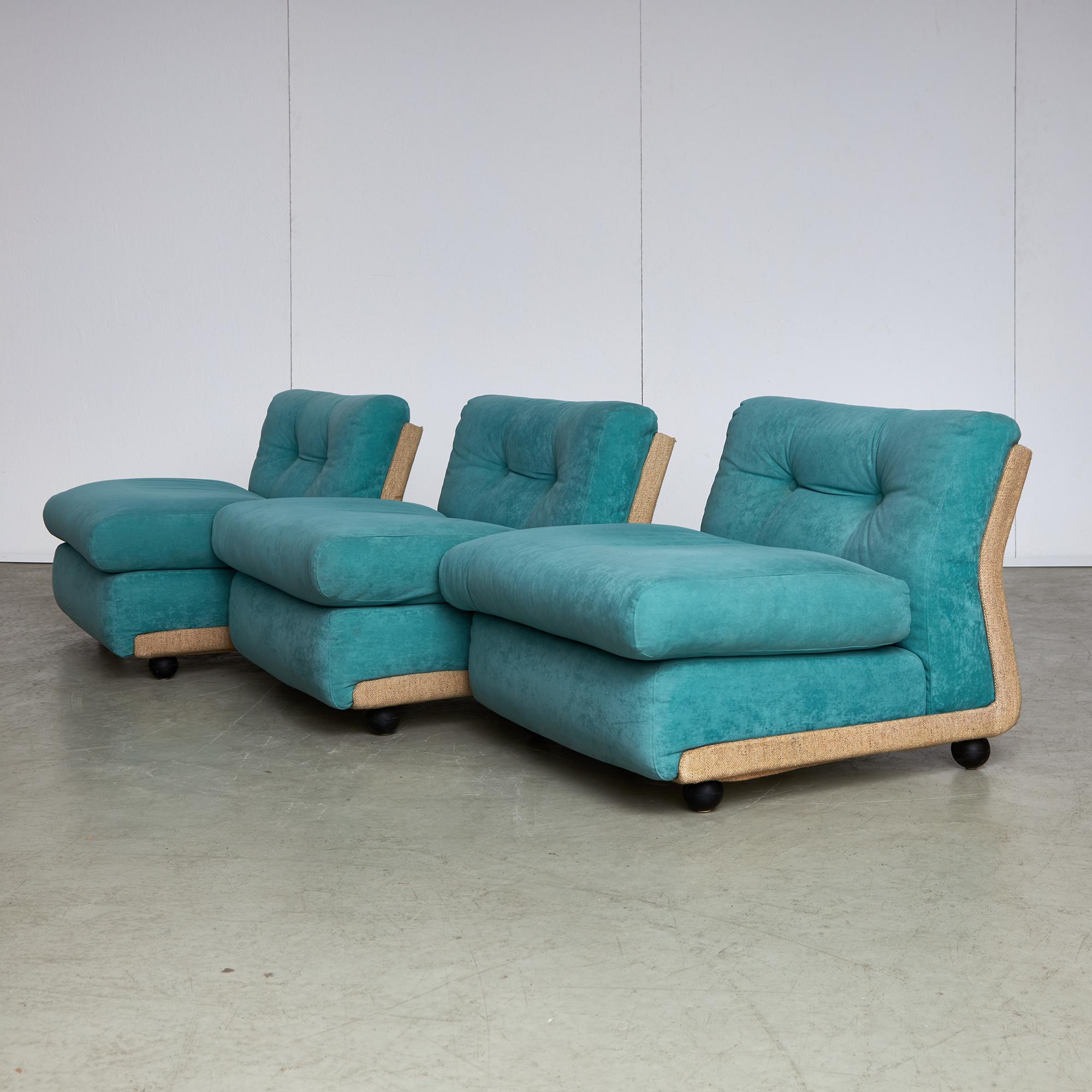 Ti presentiamo il set di divani modulari Amanta, disegnato da Mario Bellini per C.I.C. e lanciato nel 1966. Questo pezzo rispecchia il design moderno di metà secolo grazie alle sue linee eleganti e alla sua disposizione funzionale. Rivestito in
