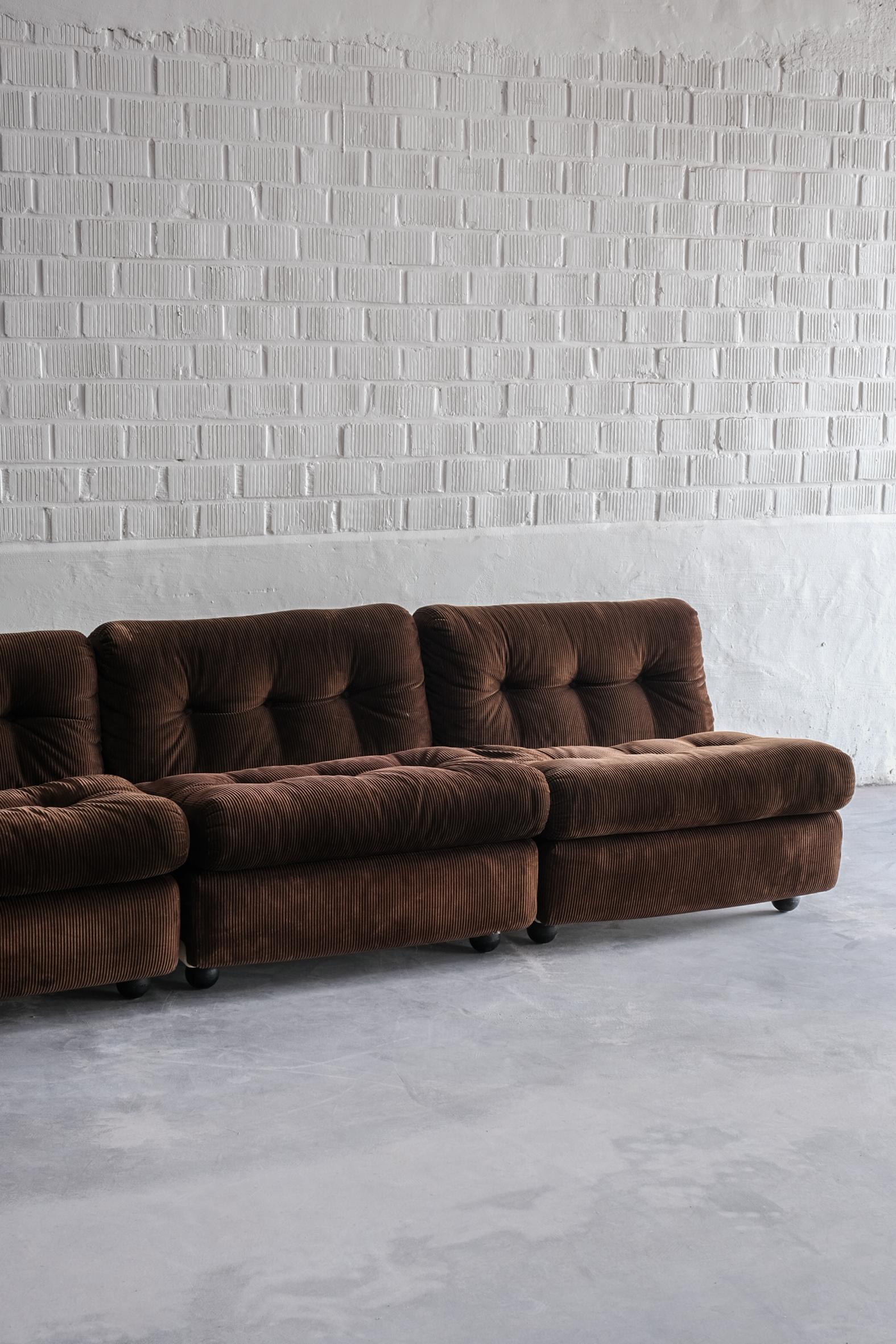 This pieces is in original conditions and has always been placed in a gallery. The sofa was not used on daily basis thus the seating quality is still very good for a sofa of the 70ties. 

The orginal fabric is untouched and in good condition. The