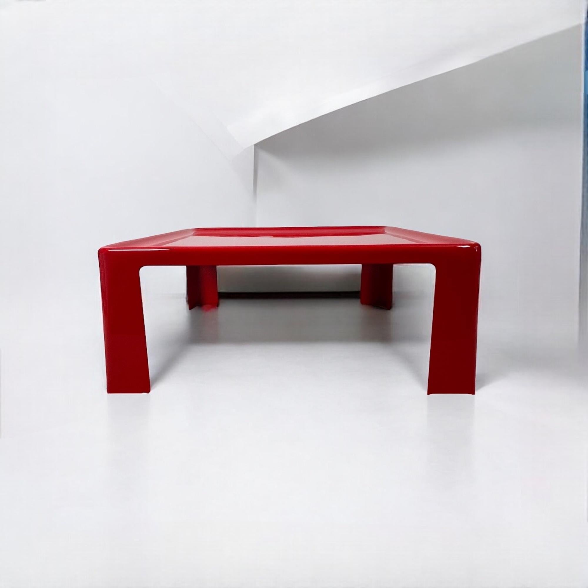 Discover the timeless elegance of the Amanta table, a striking piece of 1960s design by the renowned Mario Bellini for C&B / B&B Italia. This iconic coffee table is crafted from durable fiberglass (Fiberlite) and features a vibrant red hue, making