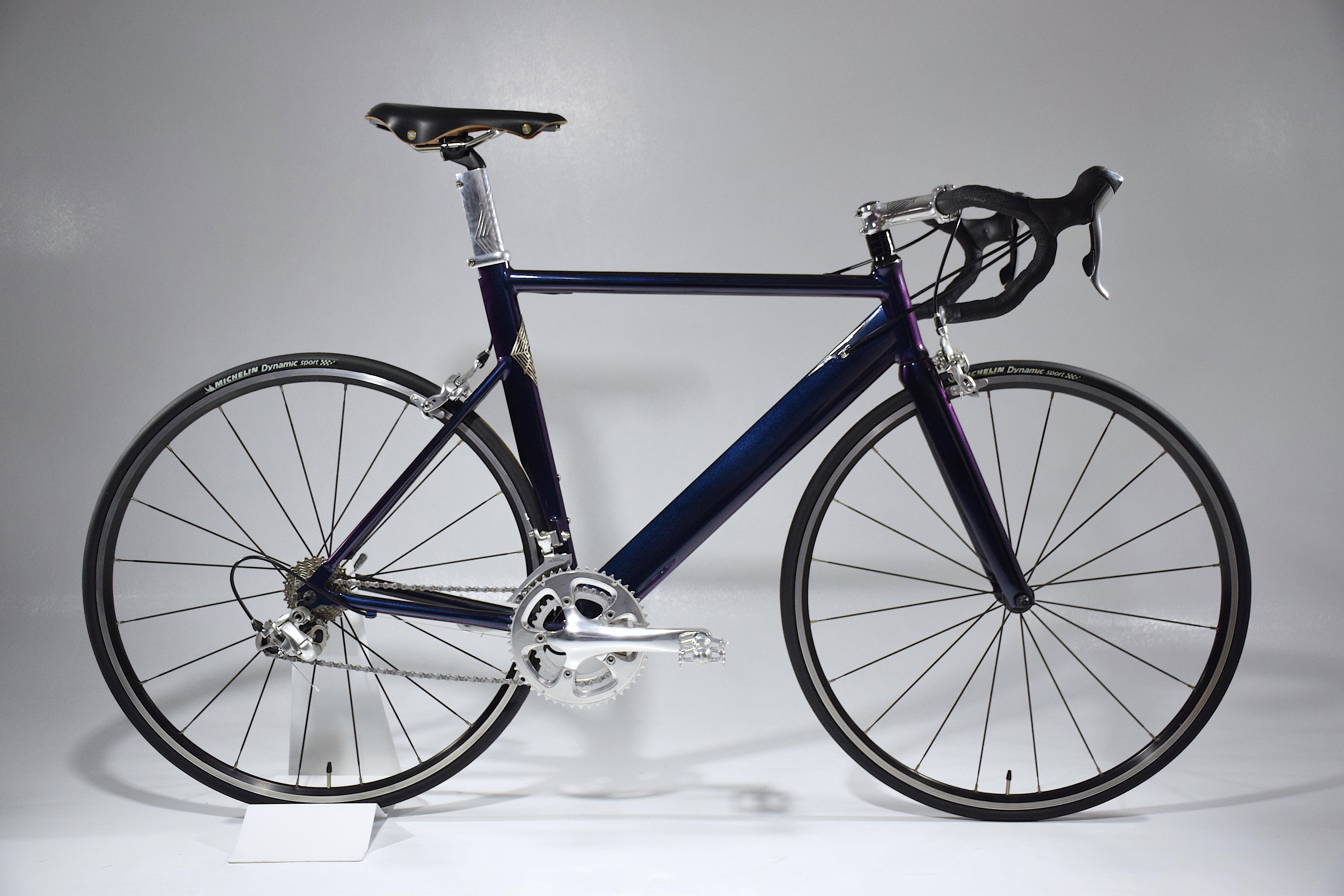 The Venodi 043 is a bespoke road bike built with a vintage light aluminum Cervelo frame and upcycled with our studio's artisan know-hows, new components, and quality materials. 
All technical details are included in the last image. 
Size: 52cm