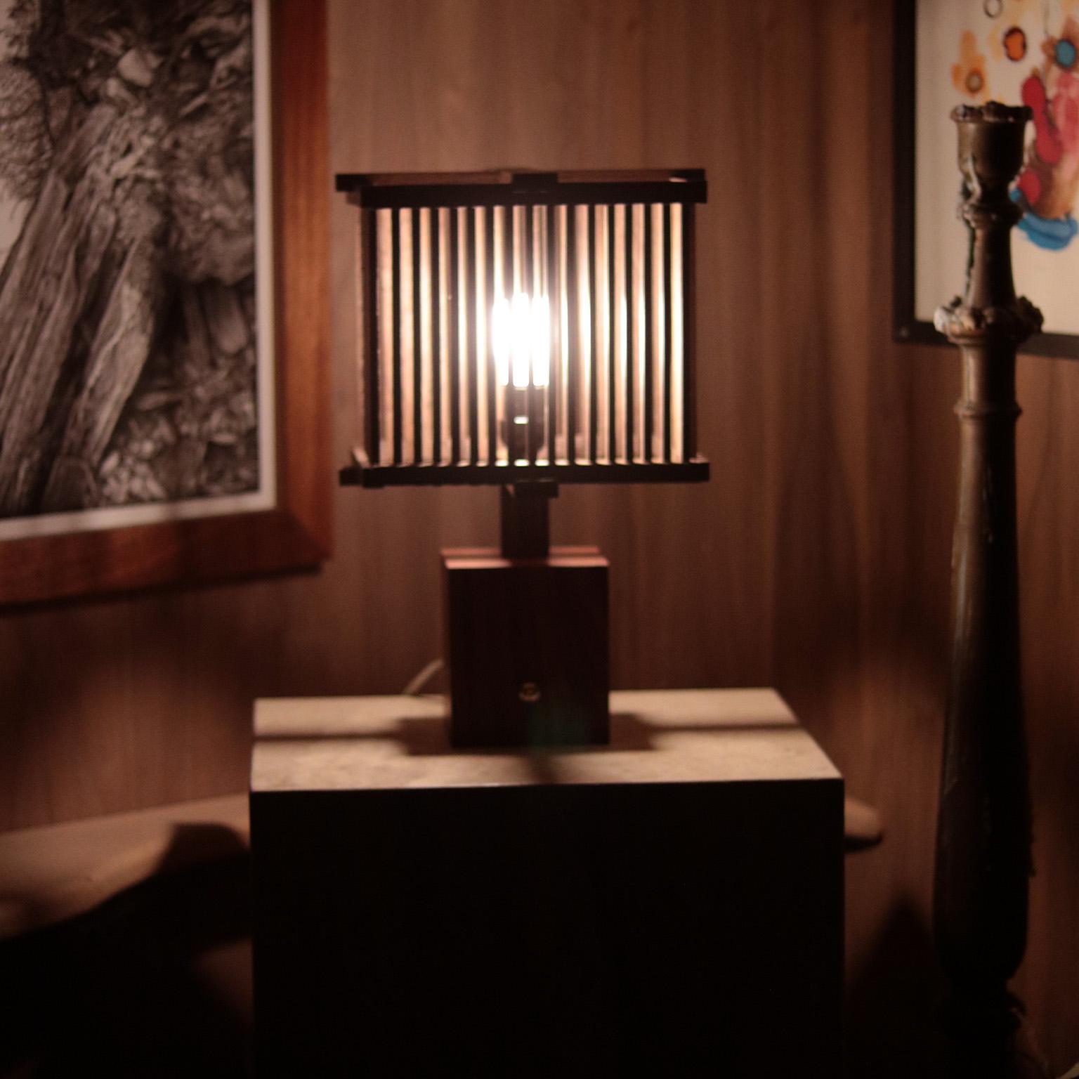 Lampe Amar avec abat-jour à lattes Neuf - En vente à Toronto, Ontario