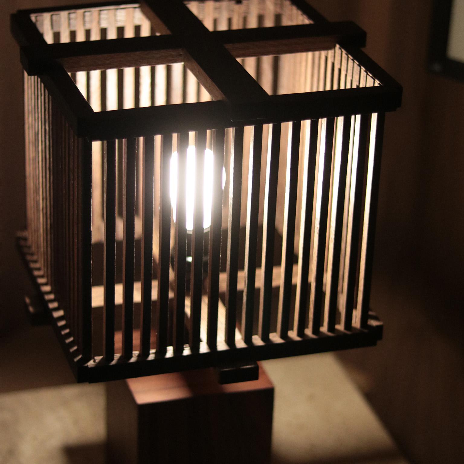 Bois Lampe Amar avec abat-jour à lattes en vente