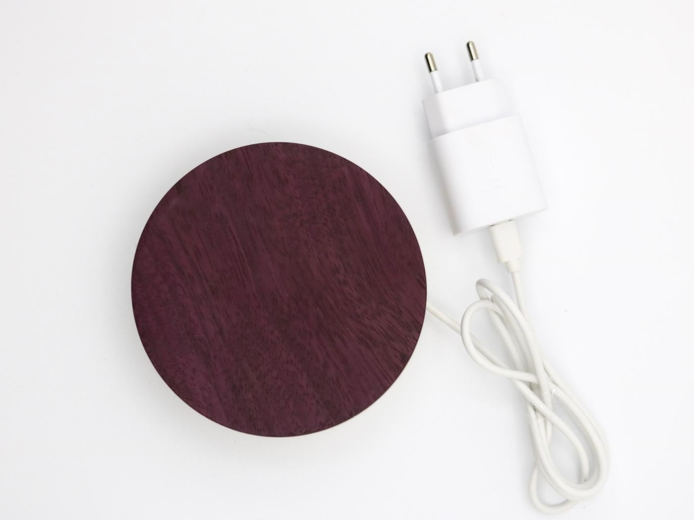 Ein Sockel aus Holz,
die Ihr Telefon mit einem Hauch von Magie schnell auflädt.
 
Ein Kreis, 
ein Holz, 
mit der Sorgfalt realisiert, die Holz erfordert.

Die leistungsstarke kabellose Ladetechnologie sorgt für eine effiziente und zuverlässige