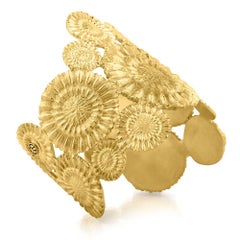 Pulsera tipo brazalete «Amaré», de bronce chapado en oro de 22k, de SOPHIE SIMONE DESIGNS
