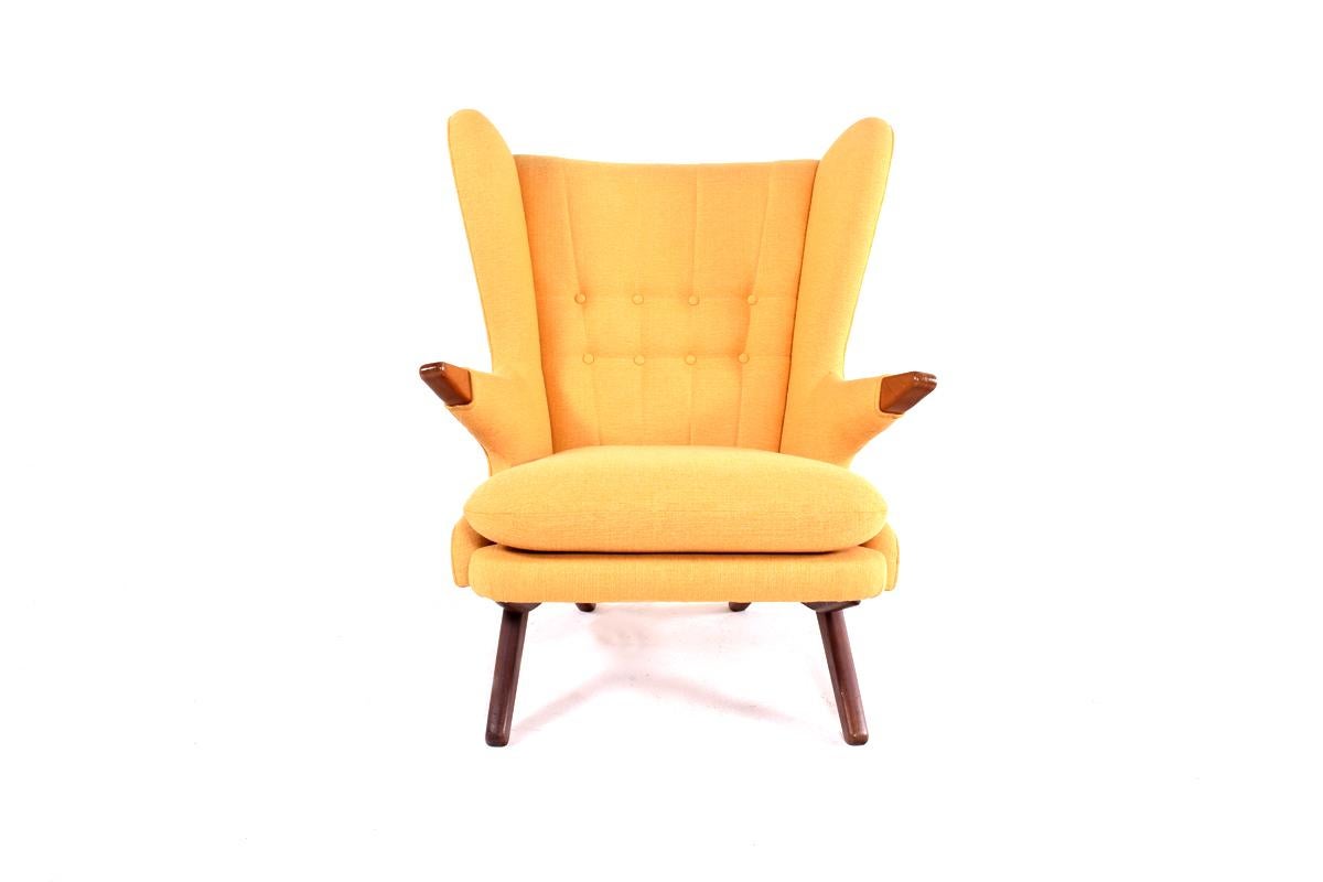 Papa bear style chair, newly renovated and newly upholstered. The chair was designed by Svend Skipper in the 1950s and manufactured by Skipper Furniture. The outermost part of the armrest is in teak. The chair is a beautiful design icon with a great