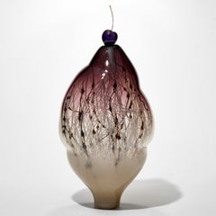 Amarena II - una scultura in vetro marrone, viola e weimanarer di Enemark & Thompson