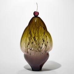 Amarena III, una scultura in vetro soffiato a mano color prugna e pistacchio di Enemark & Thompson