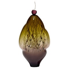 Amarena III, escultura de vidrio soplado a mano ciruela y pistacho de Enemark & Thompson