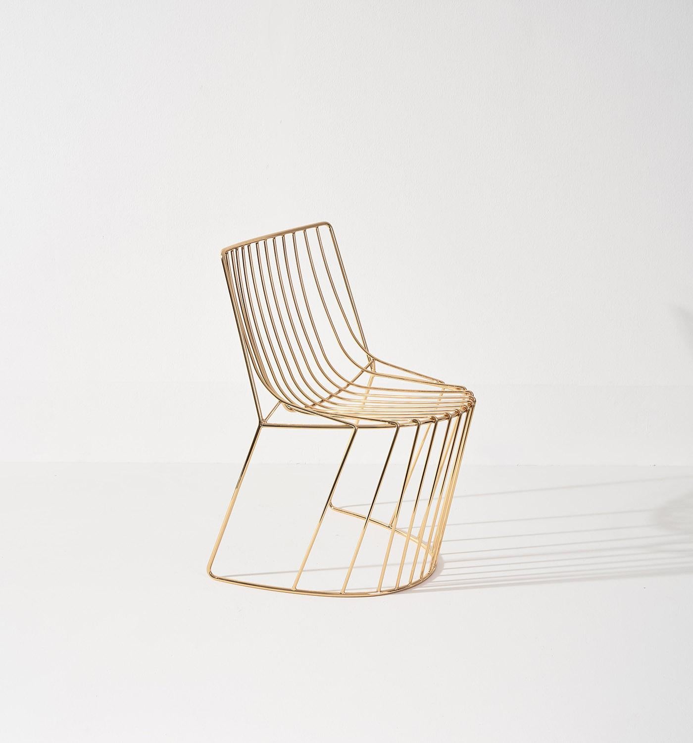 Precious and conceptual seat where two opposing ideals of surfaces are dashed by a sequence of wires carefully shaped to be comfortable.
Amarone chair, design by Enrico Girotti, is the icon of the wire design collection of lapiegaWD that is