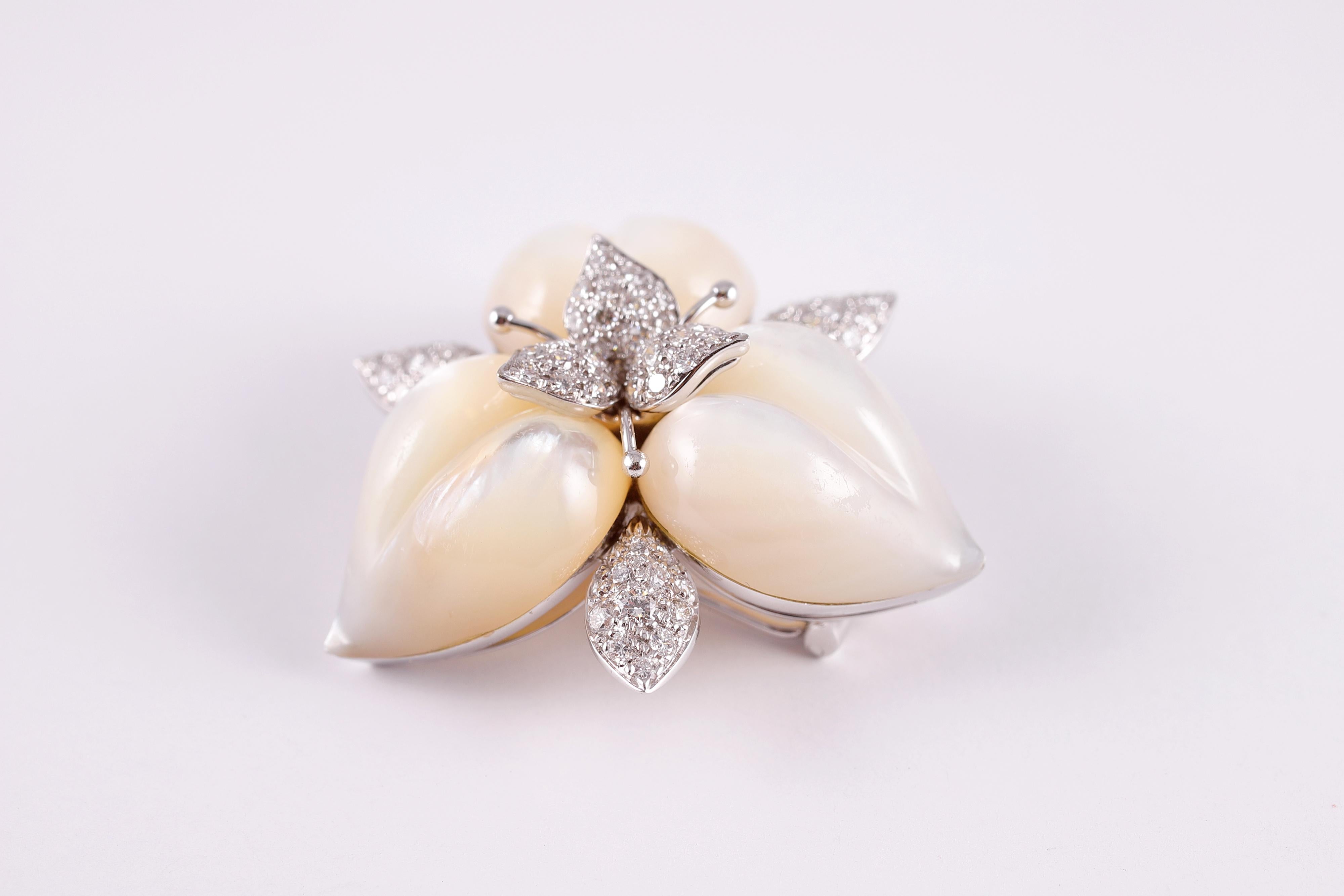 Taille ronde Amarosa Broche en nacre et diamants en vente