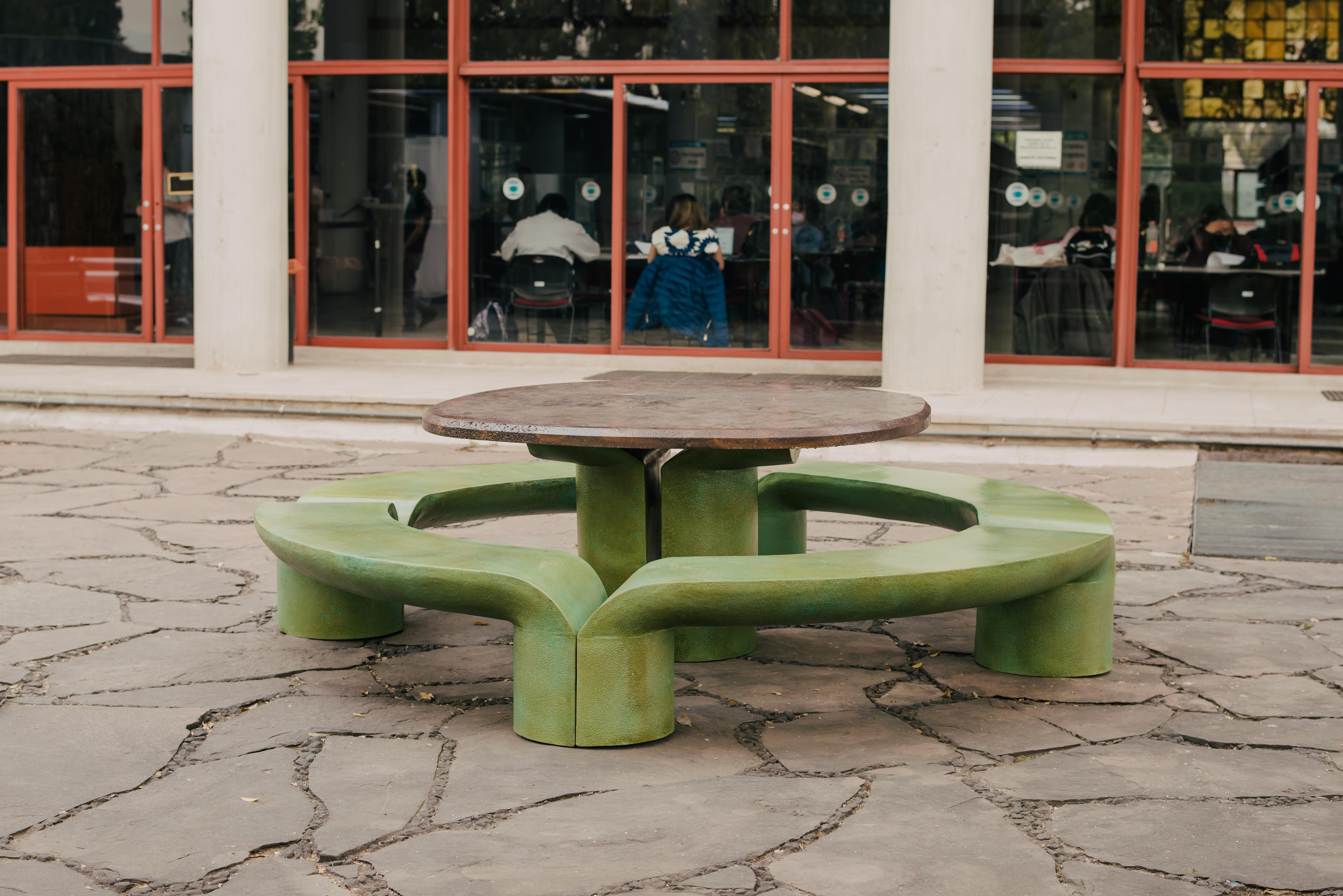 Organique Ensemble table d'extérieur et banc Amaru en cuivre oxydé et pierre de lave de Ian Felton en vente