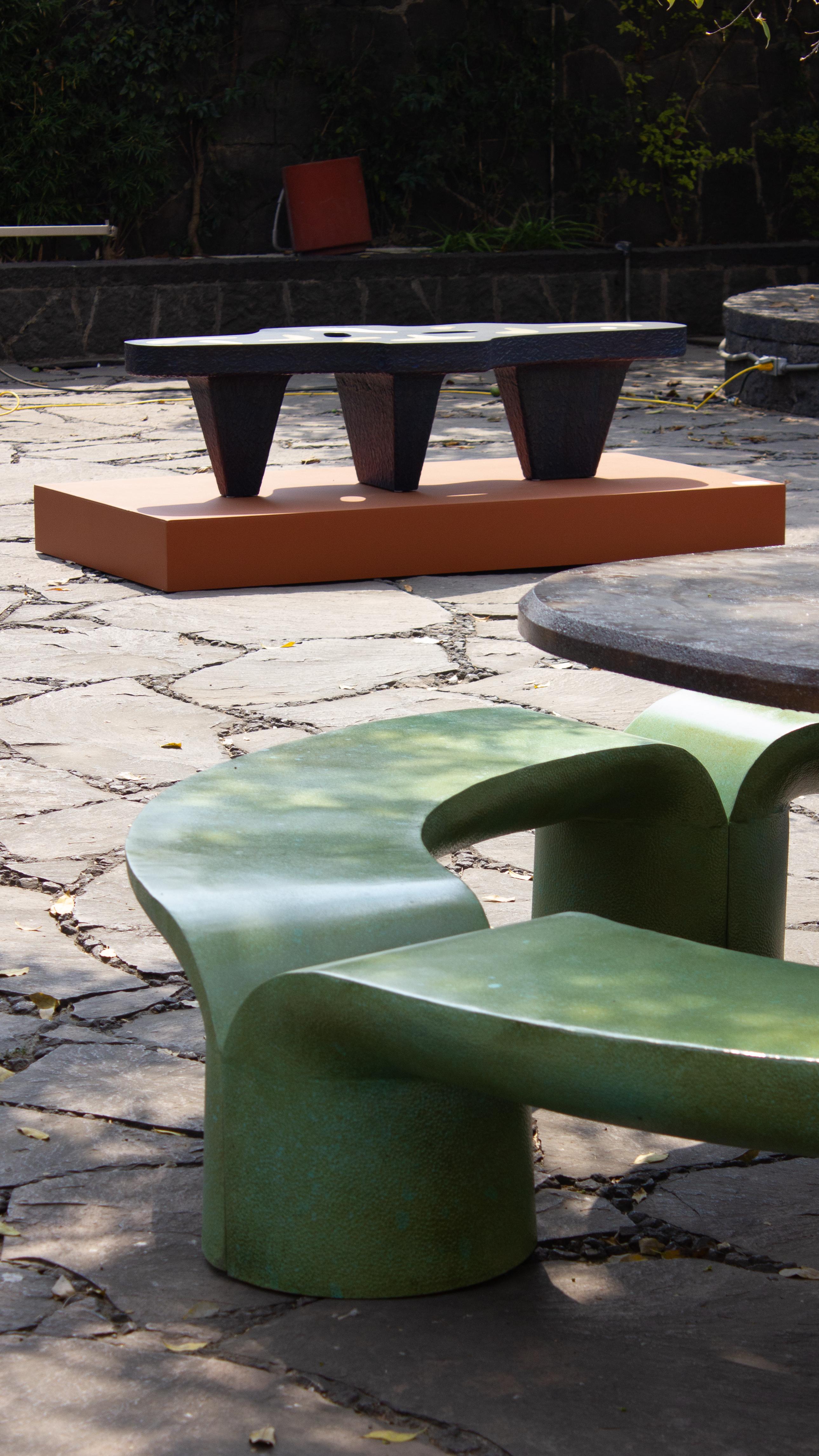 Mexicain Ensemble table d'extérieur et banc Amaru en cuivre oxydé et pierre de lave de Ian Felton en vente