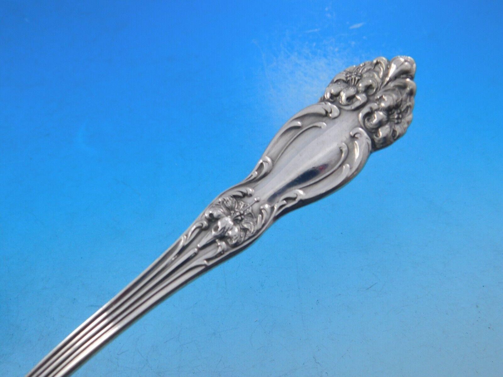 Magnifique service de couverts en argent sterling Amaryllis by Reed & Barton, 35 pièces. Cet ensemble comprend :

8 Couteaux de table, 9 5/8 pouces
8 fourchettes de table, 7 5/8
