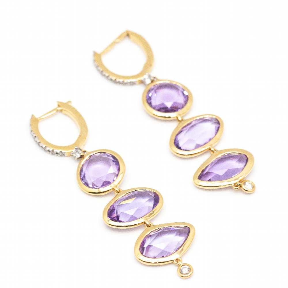 Orecchini AMATIS Collection in oro rosa per donna  20x diamanti taglio Brilliante con peso totale di circa 0,25ct in qualità G/VS e 6x ametiste con taglio unico  Oro rosa 18kt  9,40 grammi.  Misure: Lunghezza 5,0cm Larghezza 12mm  Articolo nuovo di