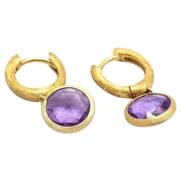 Orecchini da donna in oro e ametista di design italiano  2x ametista sfaccettata su entrambi i lati  Nessuna chiusura  Oro giallo 18kt  3,88 grammi  Misure: Lunghezza 2.0cm, Larghezza 0.9cm  Nuovo di zecca  Rif.:D360364CS