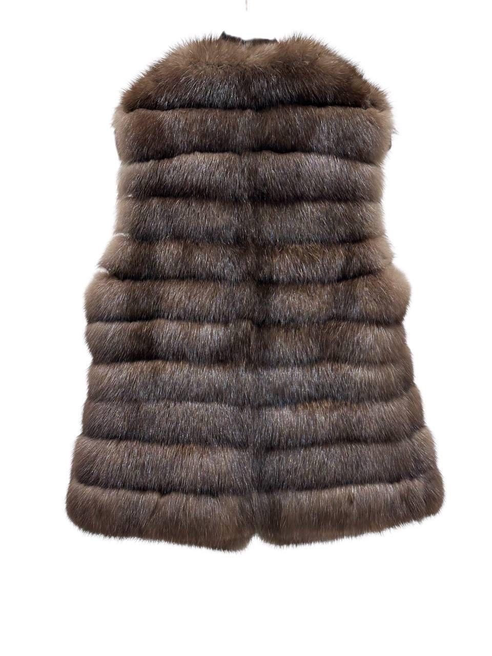 Impresionante abrigo de piel de marta Amato, ¡perfecto para añadir un toque de lujo a tu armario! Este precioso abrigo está en buen estado y listo para llevar. 

Talla: Se ajusta como una talla pequeña de mujer (42). 

Nota: La percha no está