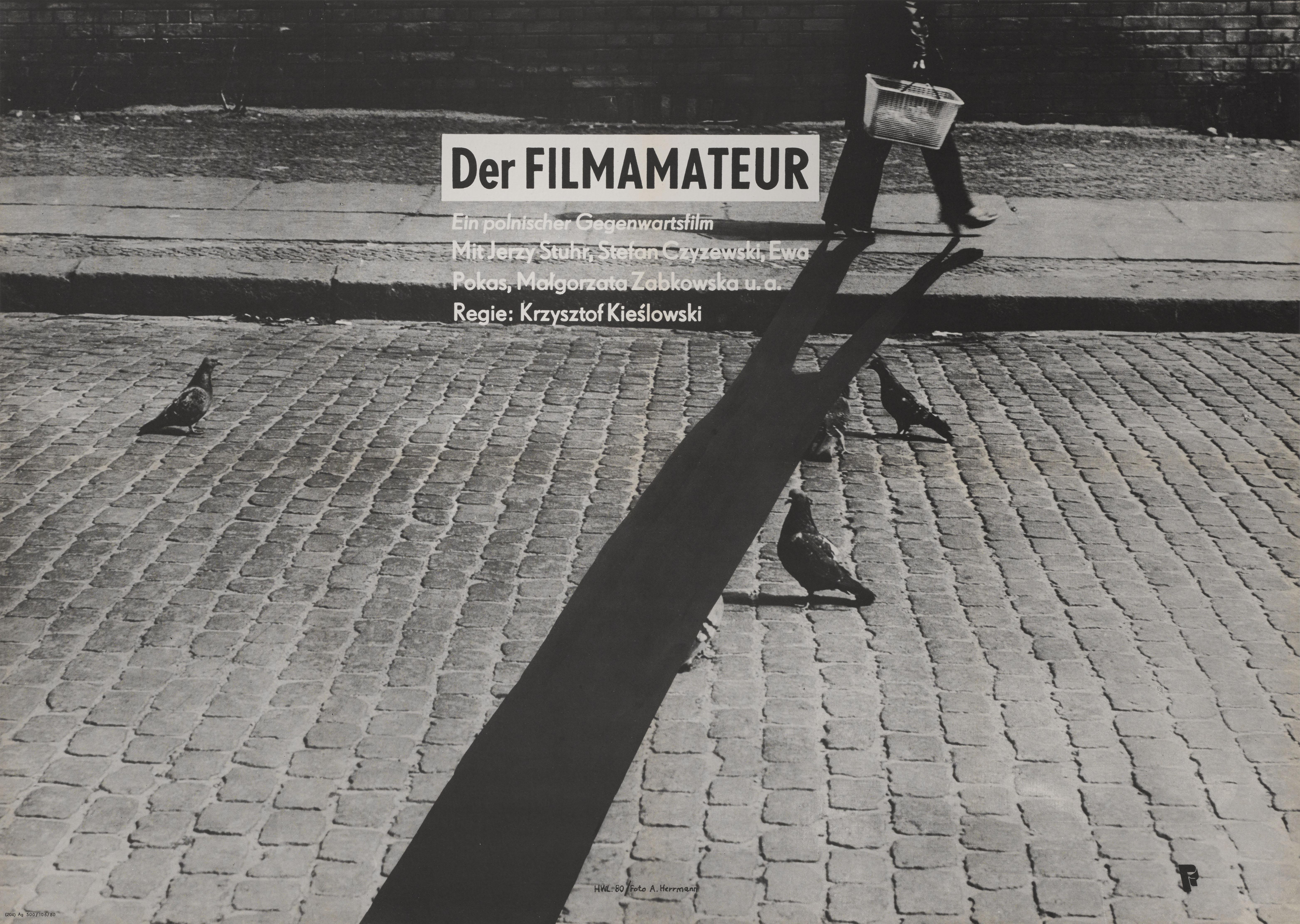 Cartel de cine original alemán para Amator / Camera Buff 1979.
Este cartel es del primer estreno de la película en la República Democrática Alemana (RDA).  en 1980.
Este póster tiene soporte de lino de conservación y se enviaría por Federal Express