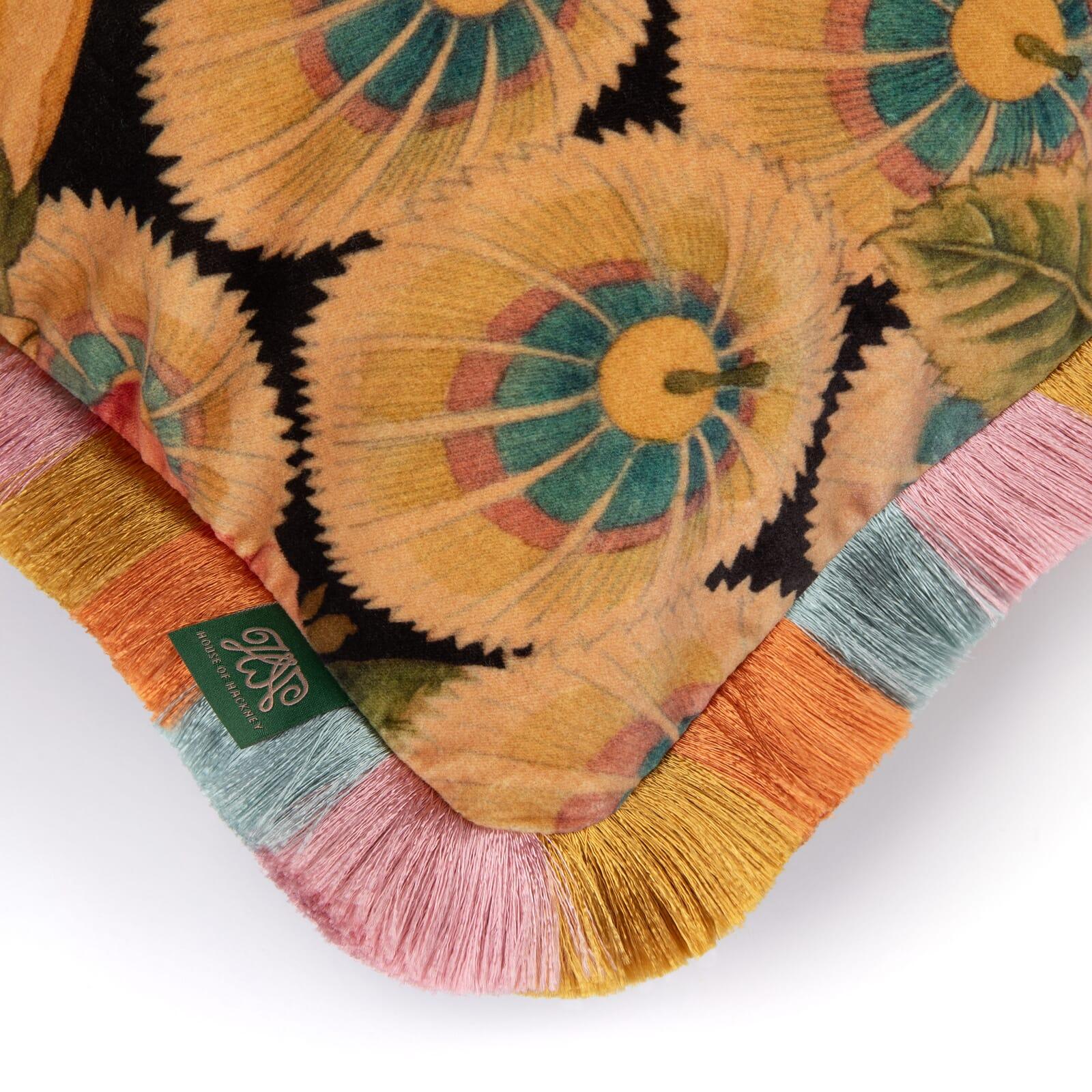 Succombez à l'art de l'amour avec AMATORIA, notre coussin floral inspiré des années 1930, qui présente une abondance de fleurs sur un fond de velours noir sombre et décadent. Cachées parmi les fleurs, vous trouverez nos poses passionnées échangeant