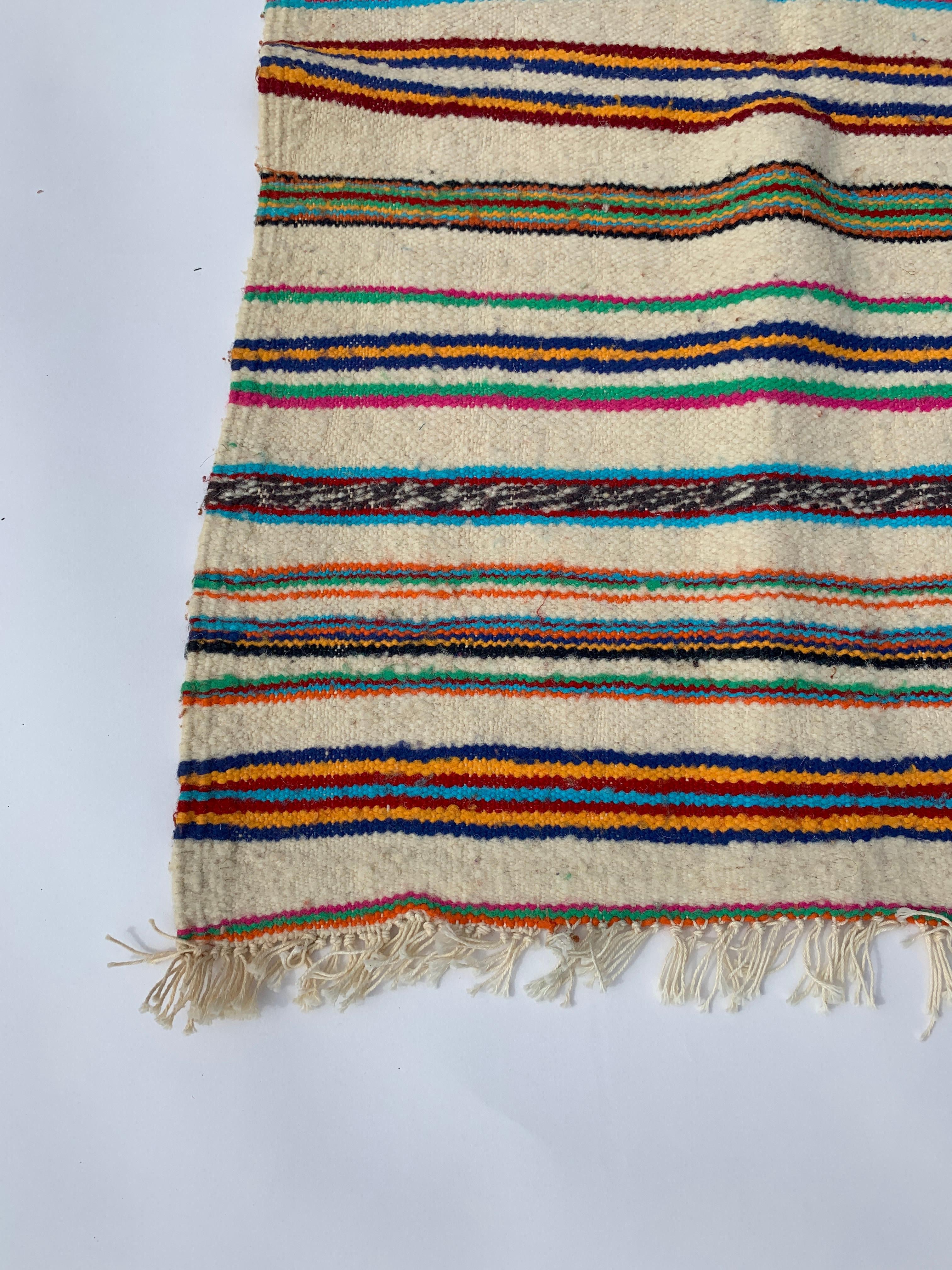 Berber gestreifter Stammeskunst-Teppich Sofa-Überwurf Handgefertigt Vintage Boho Alger 1970er (Böhmisch) im Angebot