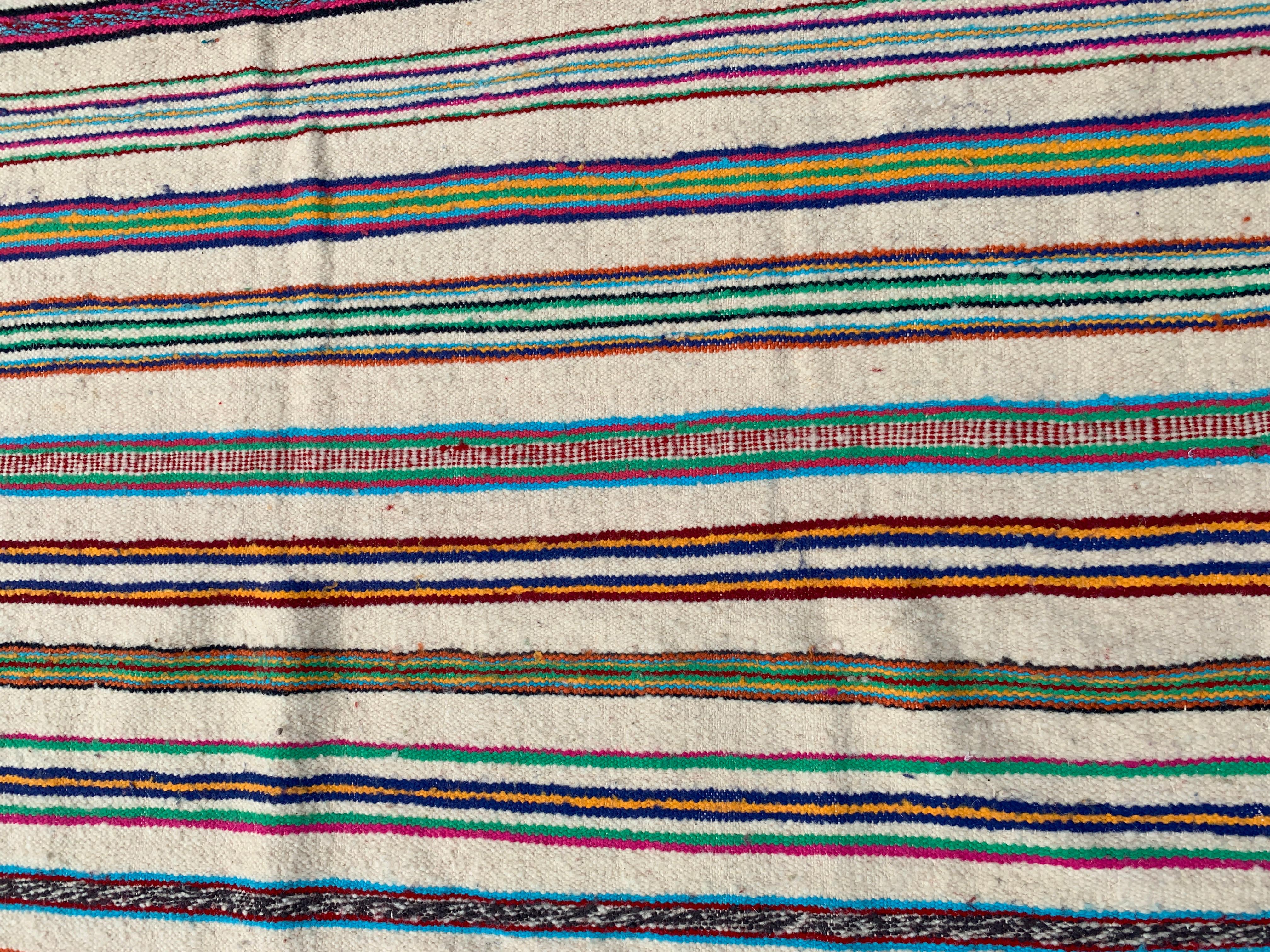 Berber gestreifter Stammeskunst-Teppich Sofa-Überwurf Handgefertigt Vintage Boho Alger 1970er im Zustand „Gut“ im Angebot in London, GB
