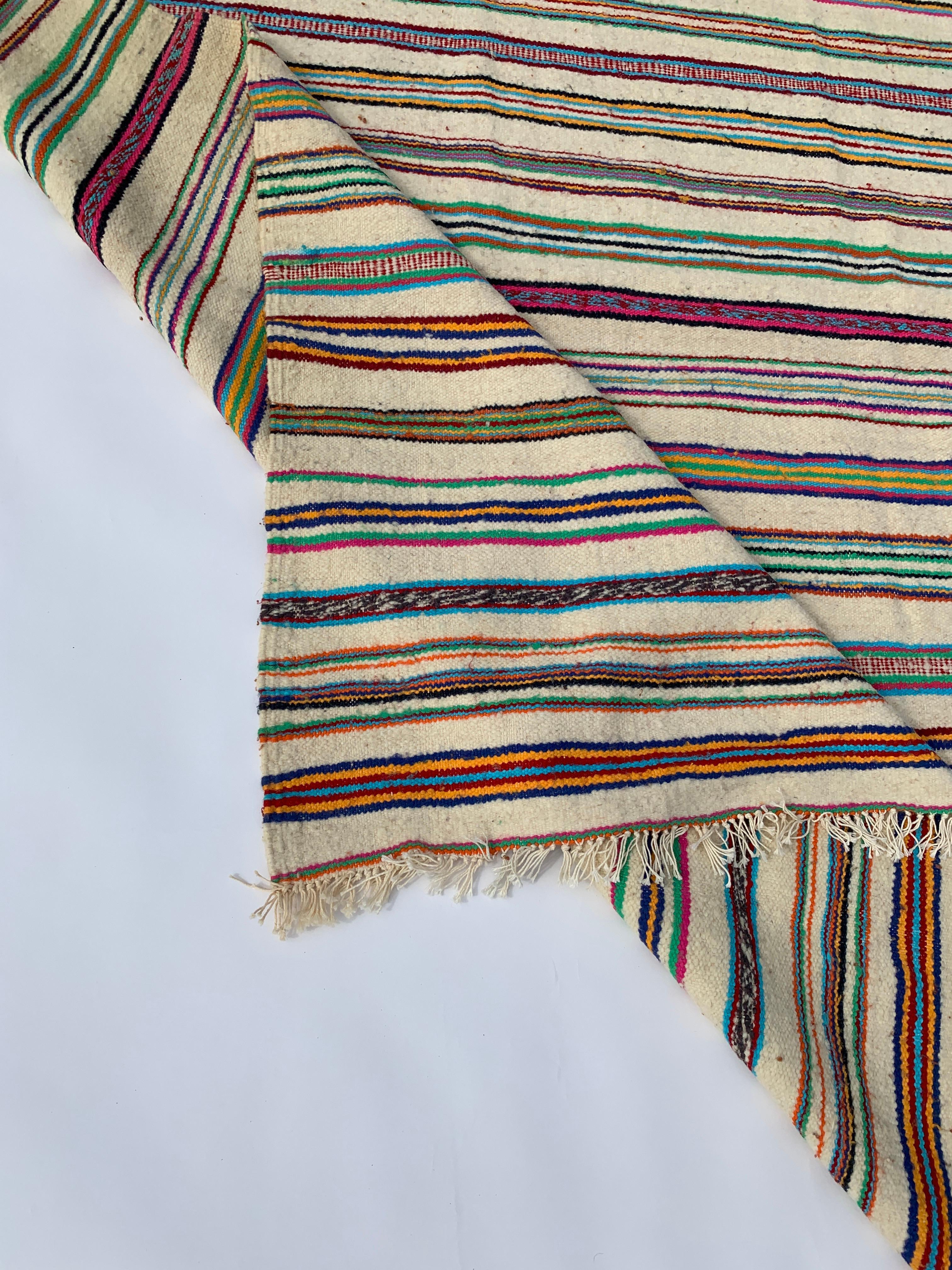 Berber gestreifter Stammeskunst-Teppich Sofa-Überwurf Handgefertigt Vintage Boho Alger 1970er (Ende des 20. Jahrhunderts) im Angebot