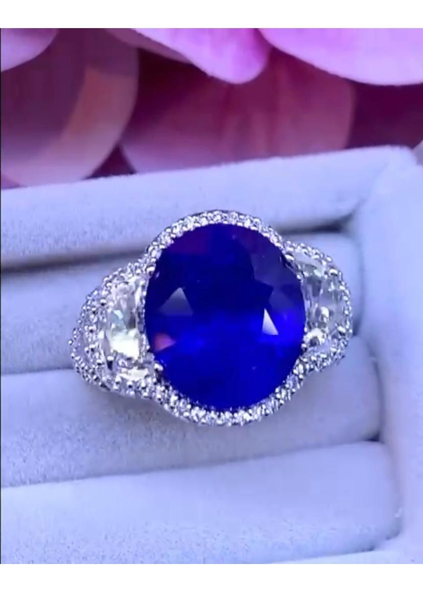 An exquisite master piece in contemporary design, so stunning and adorable style.
Ring come in 18k gold with a natural Ceylon  Blue Sapphire of 9,03 carats, in perfect oval cut , extra fine quality, and 2 pieces of half-moon cut natural diamonds of