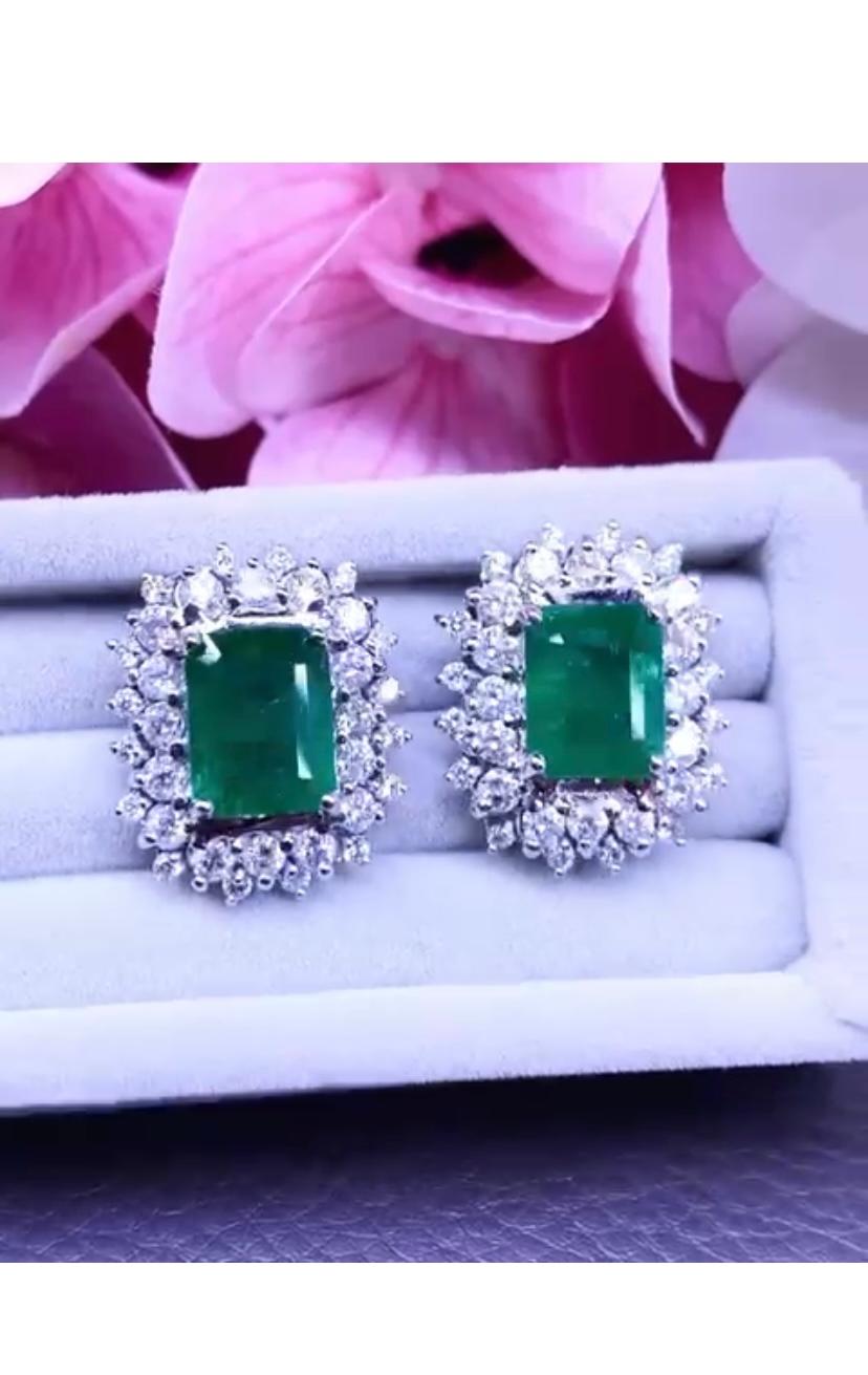 An exquisite design, so chic and refined, in 18k gold with two pieces of Zambia emeralds of 8,55 carats, fine quality, and round brilliant cut diamonds of 2,74 carats.
Handcrafted by artisan goldsmith.
Excellent manufacture and quality.

Complete